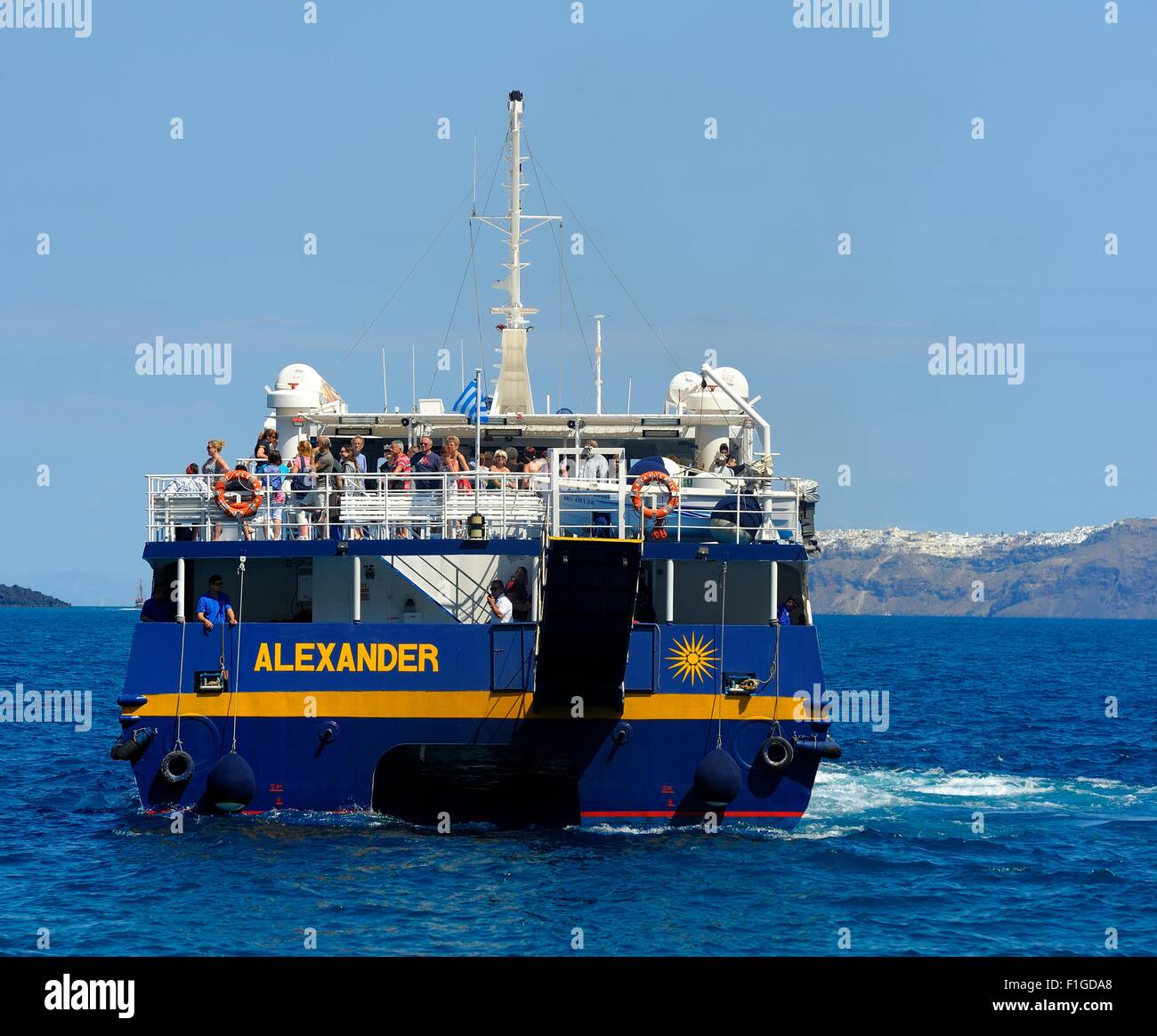 Un service de ferry vers le port de recul Santorini Grèce Ormos Athinios Banque D'Images