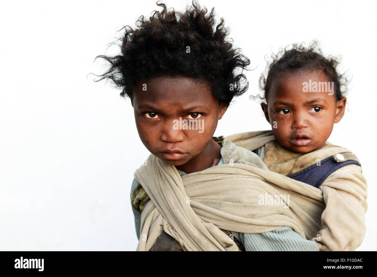 Les enfants des rues à Madagascar. Banque D'Images