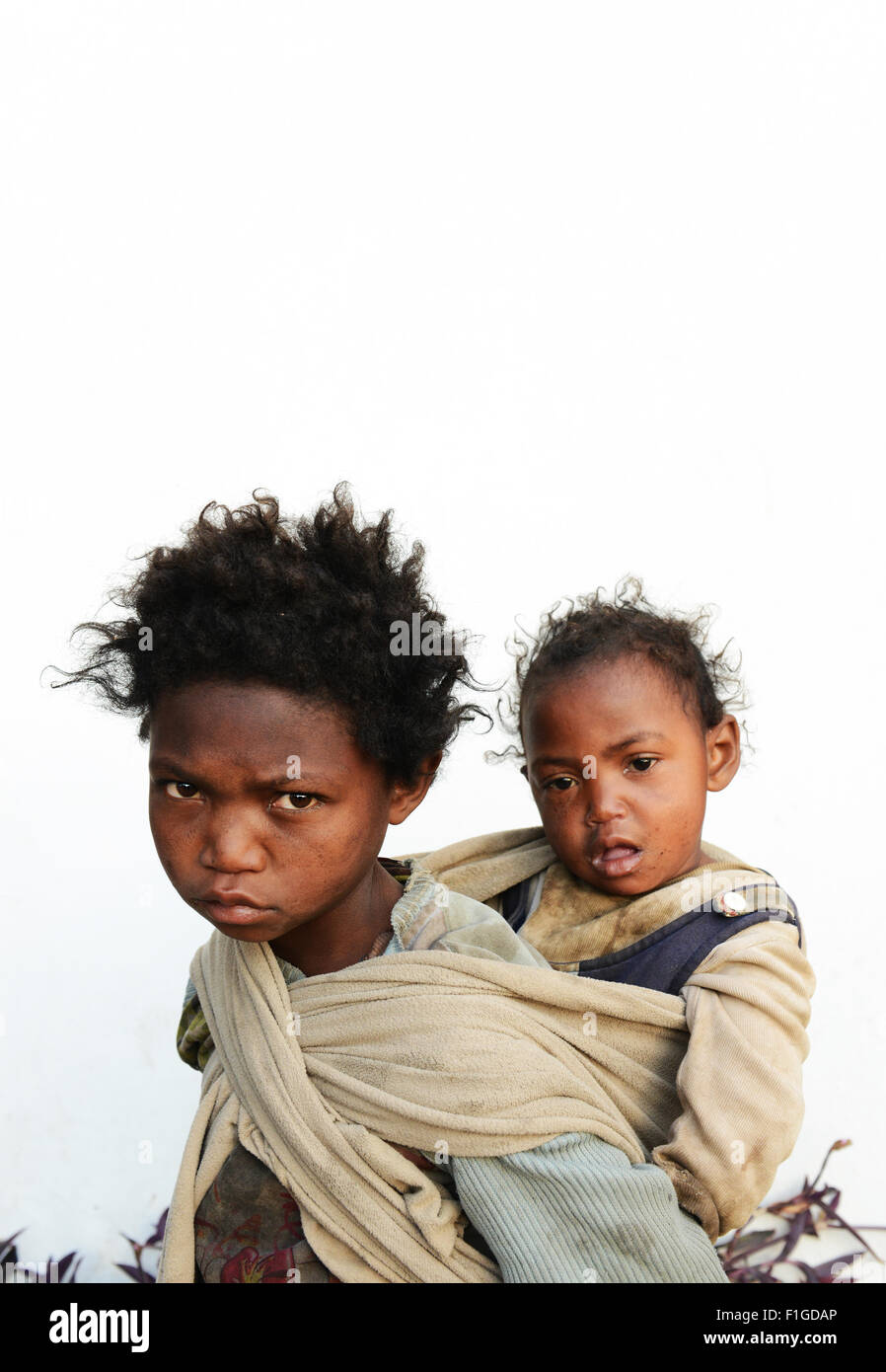 Les enfants des rues à Madagascar. Banque D'Images