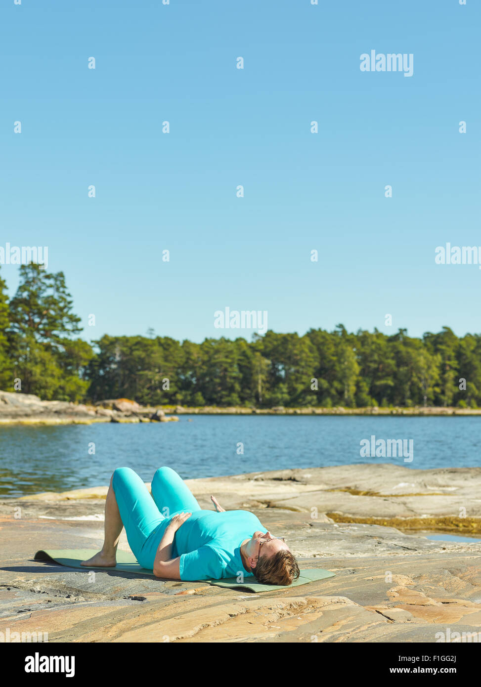 La formation de remise en forme de la vie réelle, mature woman outdoor - formation d'image au format vertical Banque D'Images
