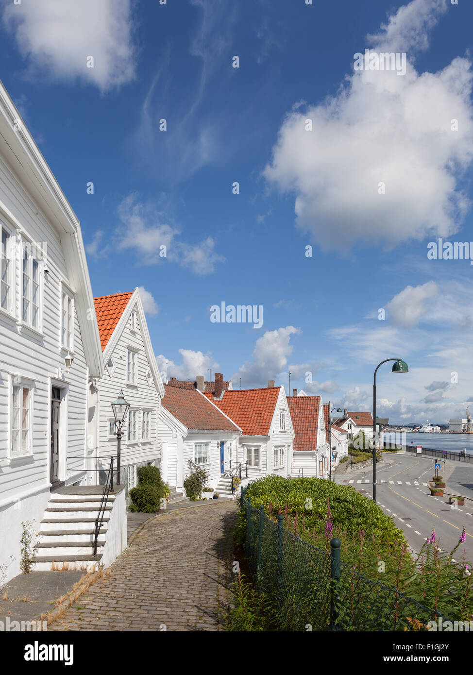 Vue de la cuisine norvégienne traditionnelle maisons en bois blanc, à Stavanger, en Norvège. Banque D'Images