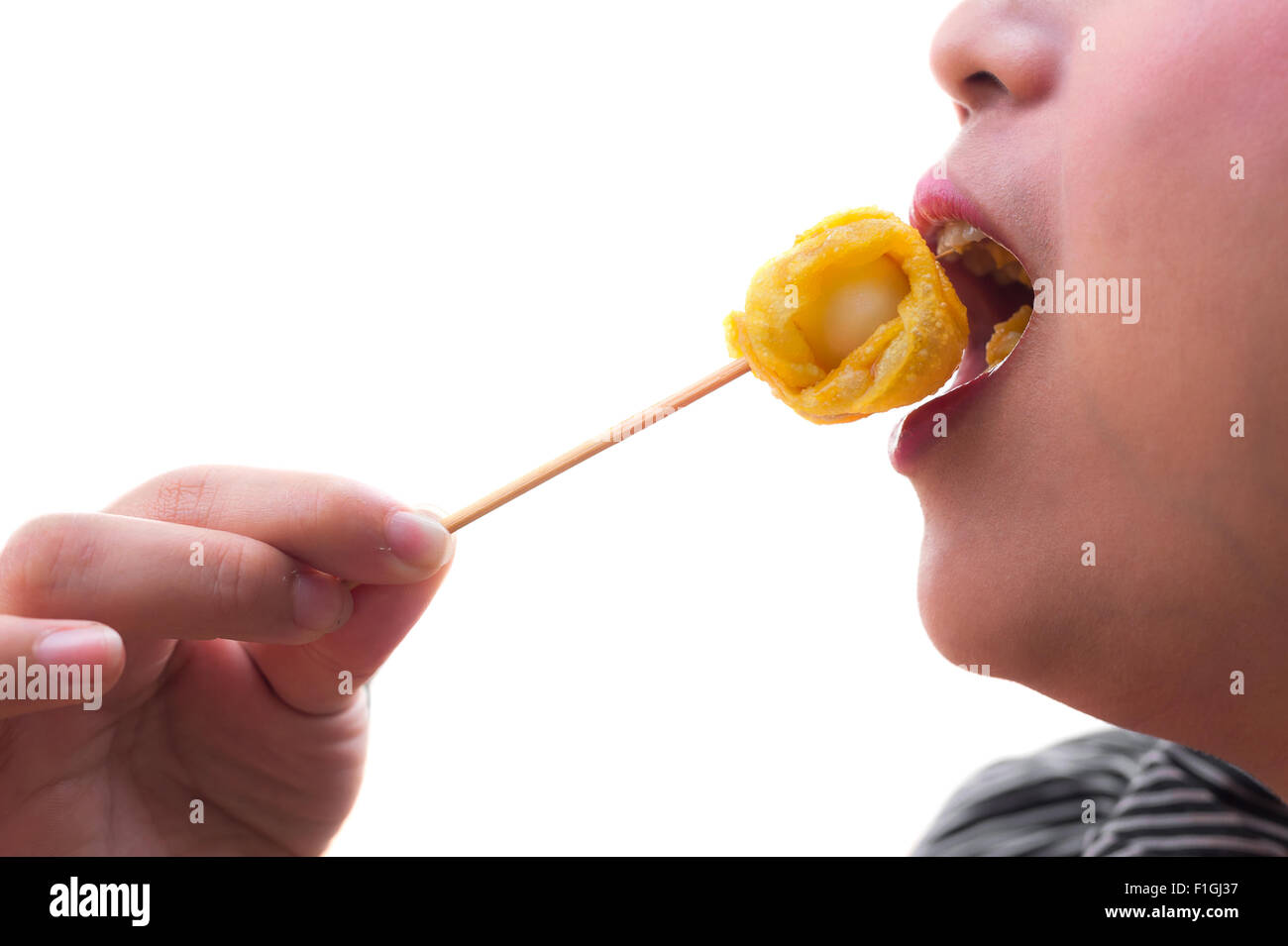 Les femmes de manger une boule de viande, isolé sur fond blanc Banque D'Images