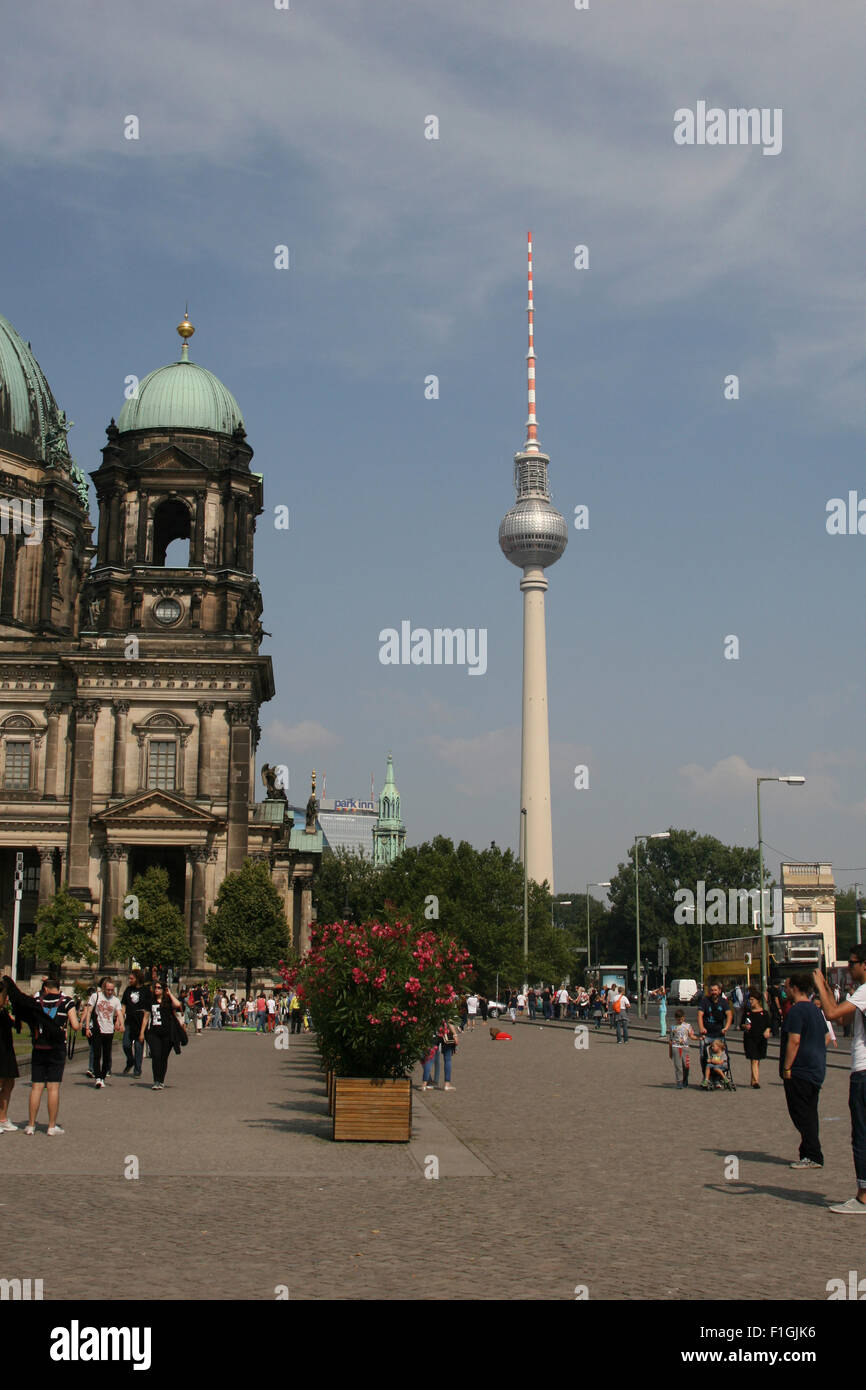 La Cathédrale, LA TOUR DE TÉLÉVISION DE BERLIN FERNSEHTURM RDA DDR Banque D'Images