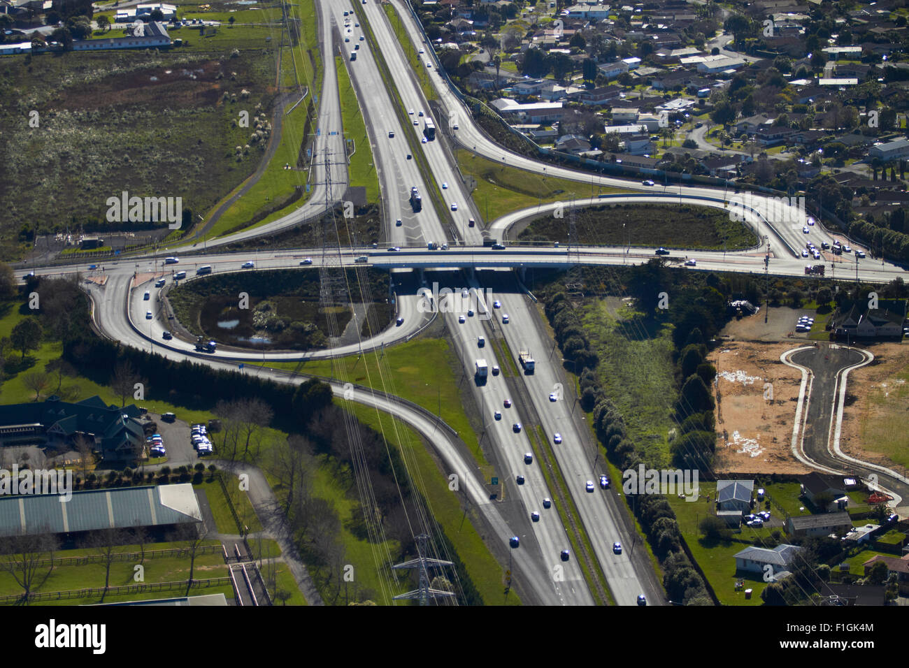 Le sud de l'autoroute à Papakura Interchange, Auckland, île du Nord, Nouvelle-Zélande - vue aérienne Banque D'Images