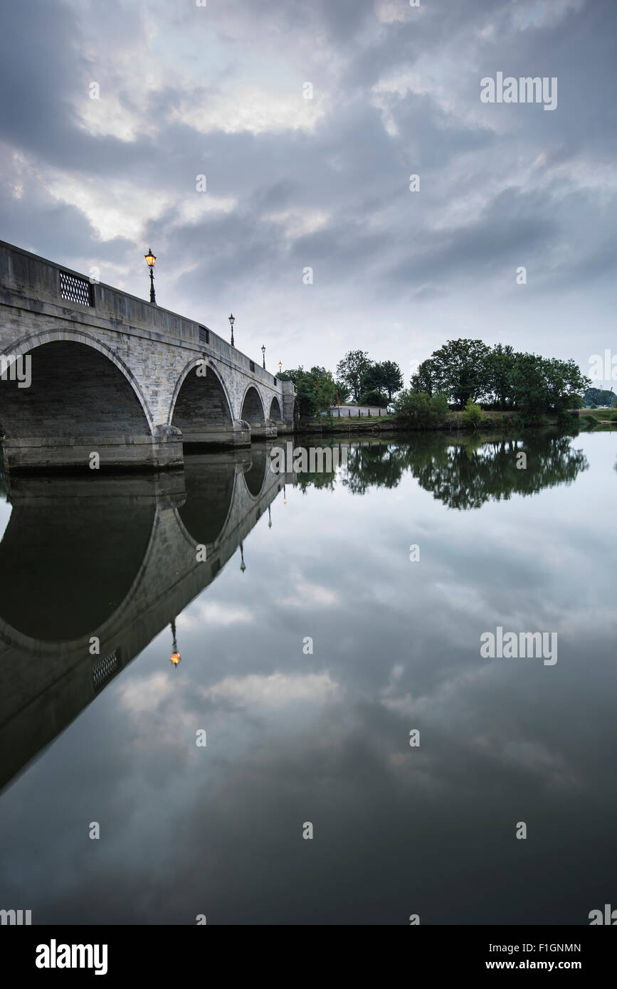 Matin Chertsey paysage Pont sur la Tamise à Londres Banque D'Images