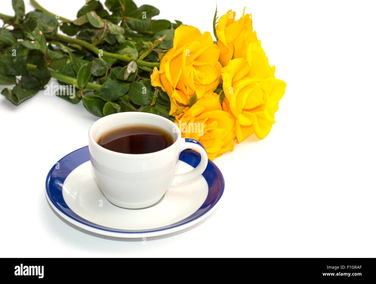 Magnifique bouquet de roses jaunes et tasse de café, d'isoler Banque D'Images