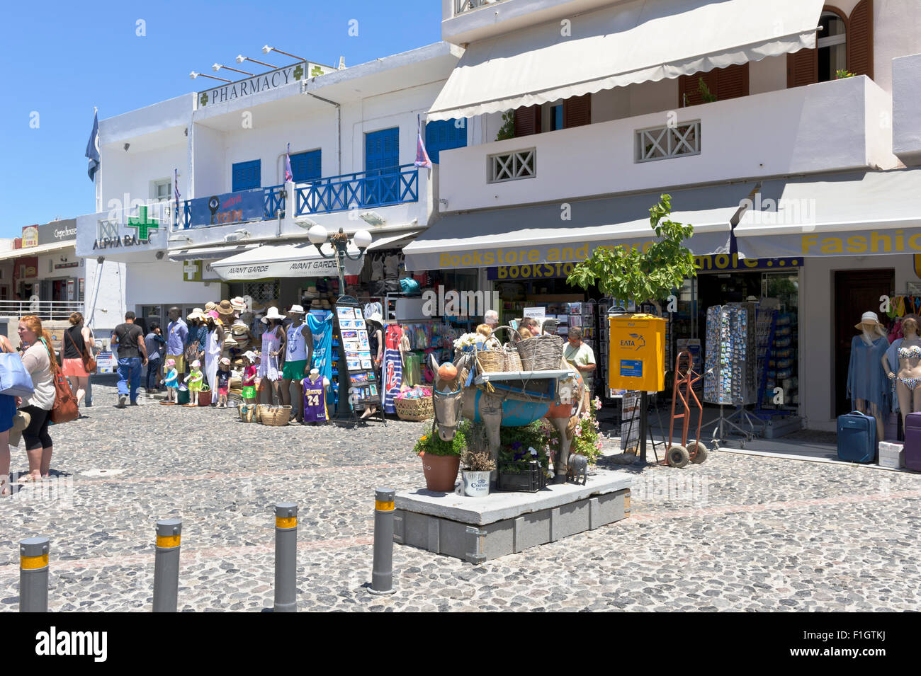 Une rangée de magasins touristiques à Fira, Santorini, Grèce. Banque D'Images