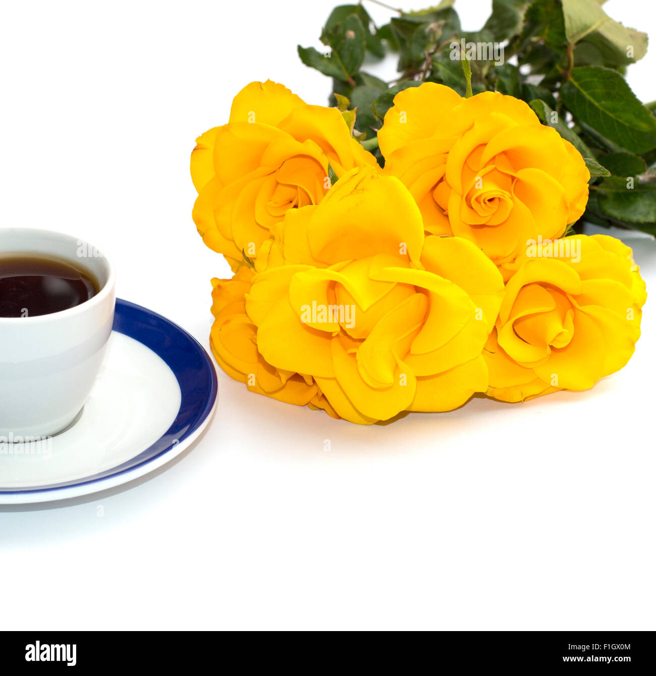 Tasse de café et de fleurs jaunes, d'isoler Banque D'Images