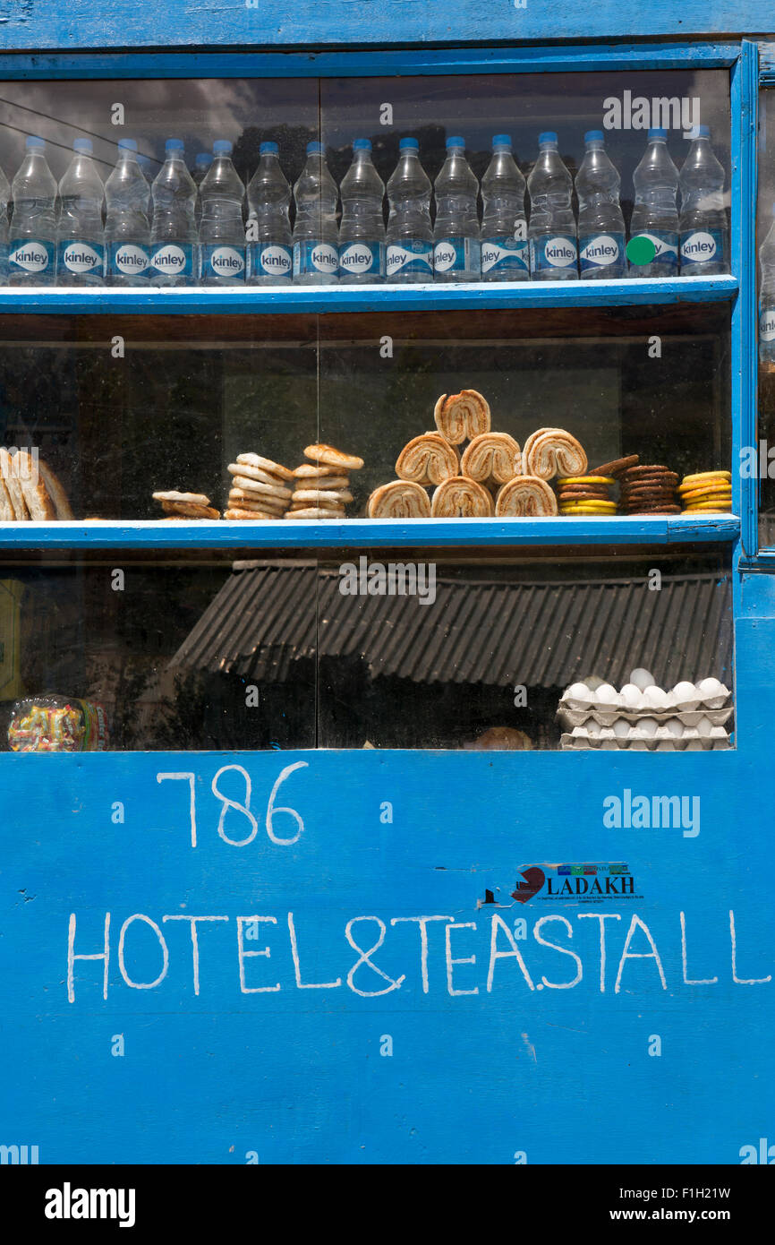 L'Inde, le Jammu-et-Cachemire, Srinagar à Leh Highway Drass, écrite à la main et un plateau hôtel signe de décrochage à boulangerie locale Banque D'Images