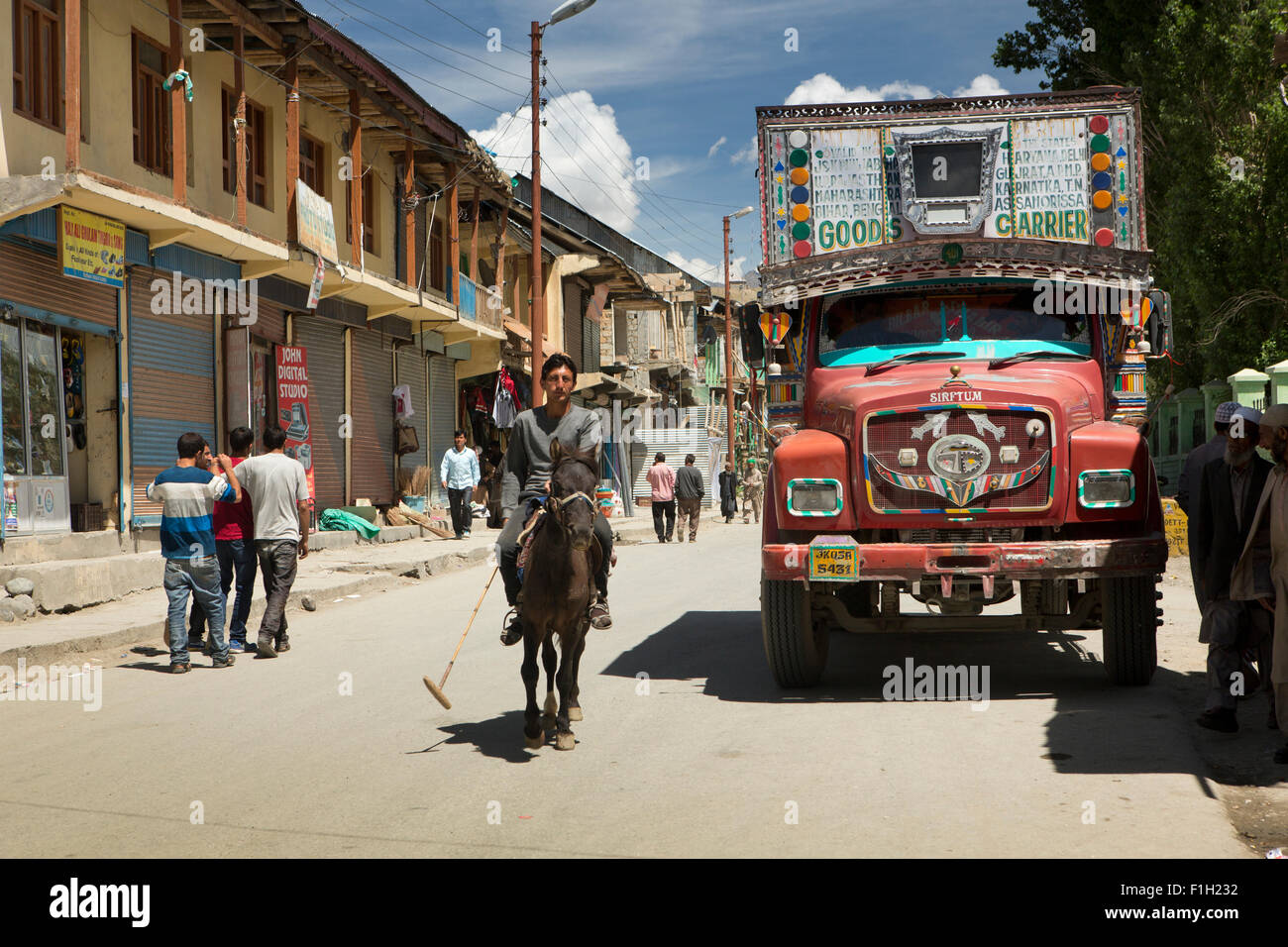 L'Inde, le Jammu-et-Cachemire, Srinagar à Leh Highway Drass, l'homme sur polo pony passant par seconde l'endroit habité le plus froid Banque D'Images