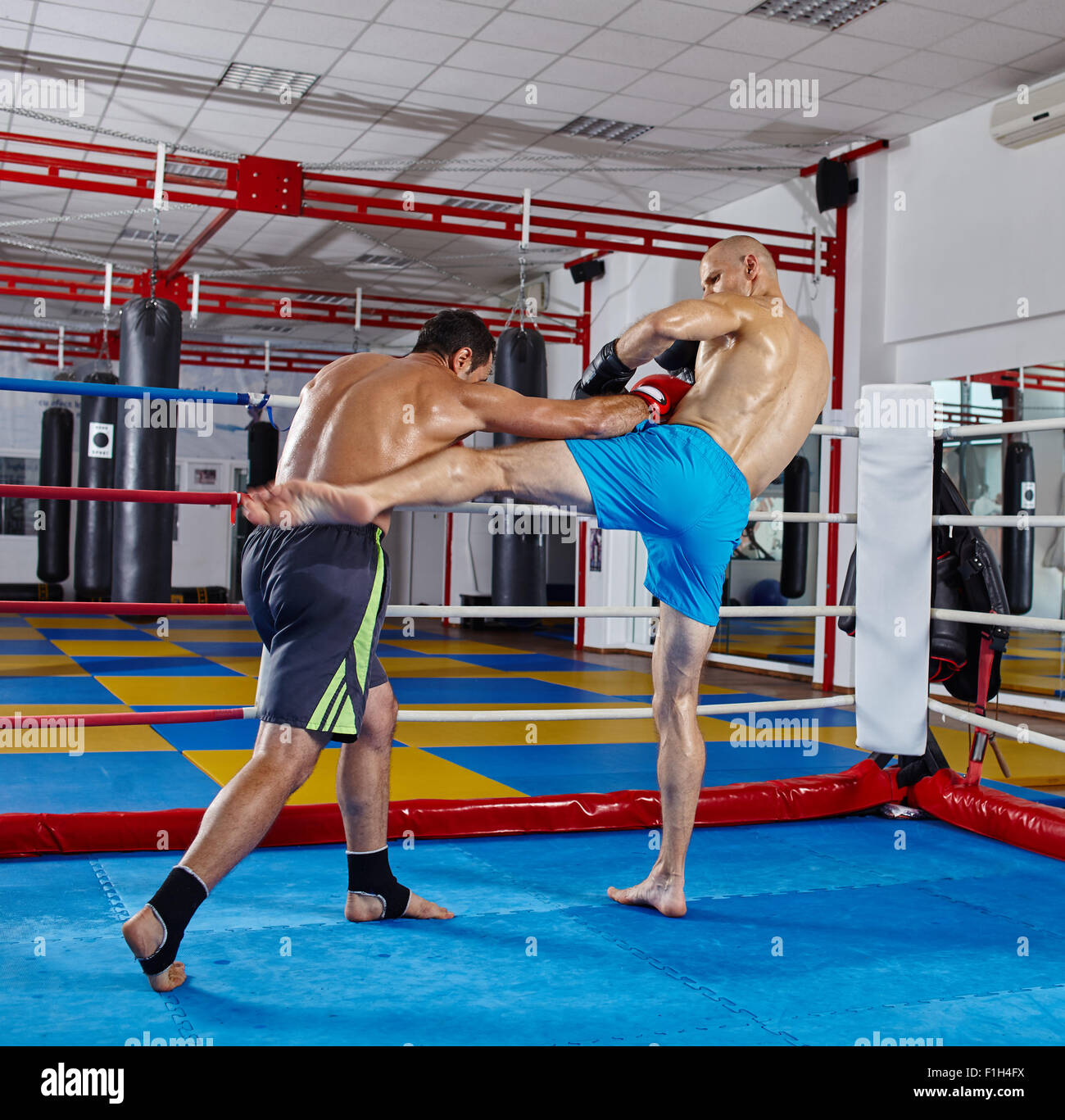 Deux combattants de muay thai dans un match d'entraînement dans l'anneau Banque D'Images
