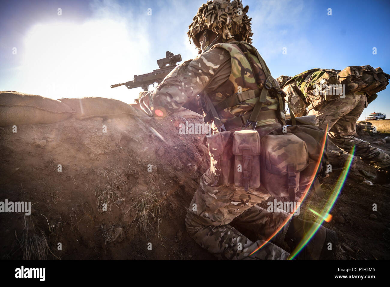 Le 1er bataillon du Yorkshire Regiment participe à la phase de tir réel de l'exercice Prairie Lightning. Les soldats s'engagent dans une formation de combat réaliste à l'aide du fusil SA80 et d'autres équipements. Banque D'Images