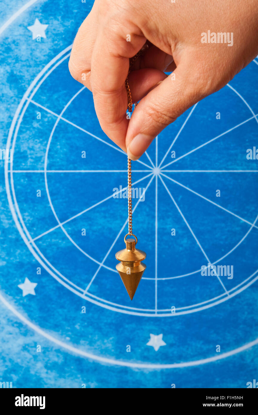 L'astrologie et le pendule Banque D'Images