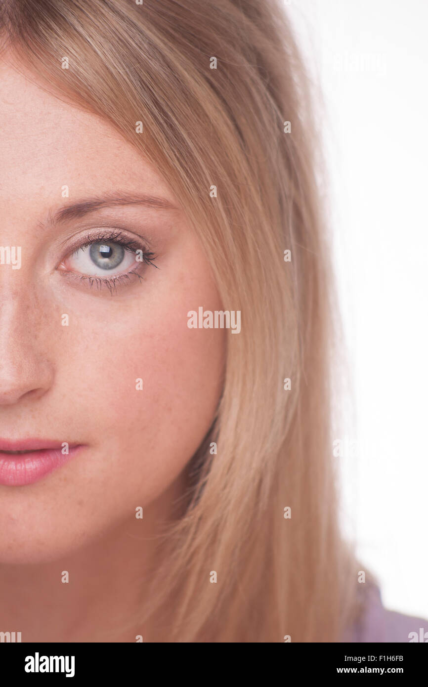 Femme blonde, près la moitié de la face. Banque D'Images