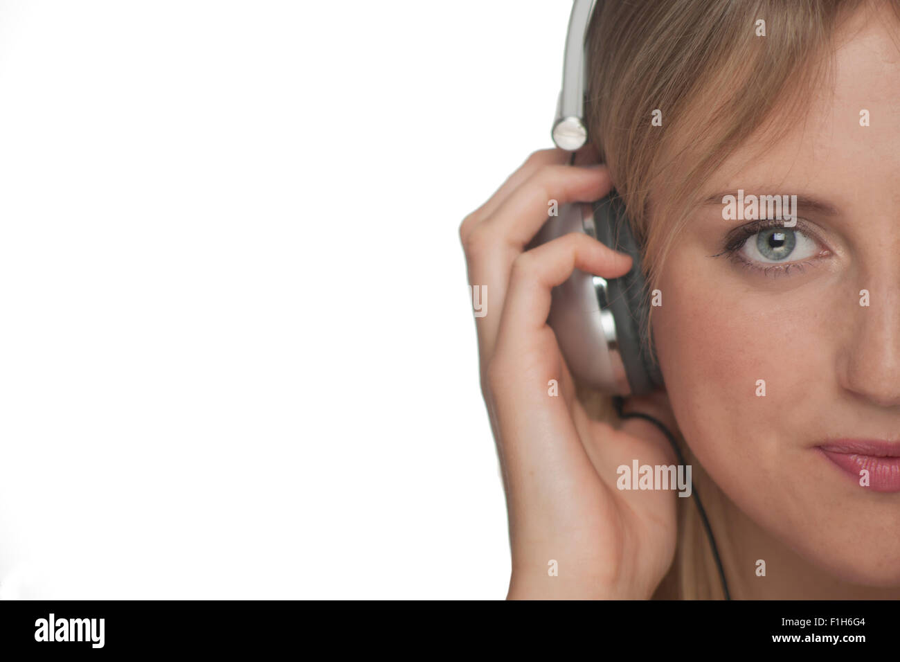 Woman wearing headphones listening to music Banque D'Images