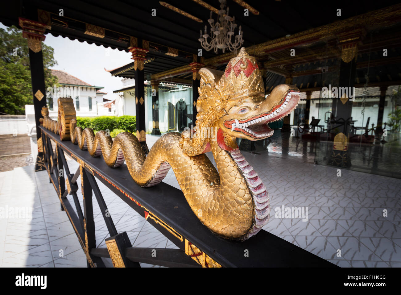 Détail d'un dragon d'or à la porte d'entrée de l'un des bâtiments du patrimoine célèbre palais Kraton de Yogyakarta, Indonésie, Asie. Banque D'Images