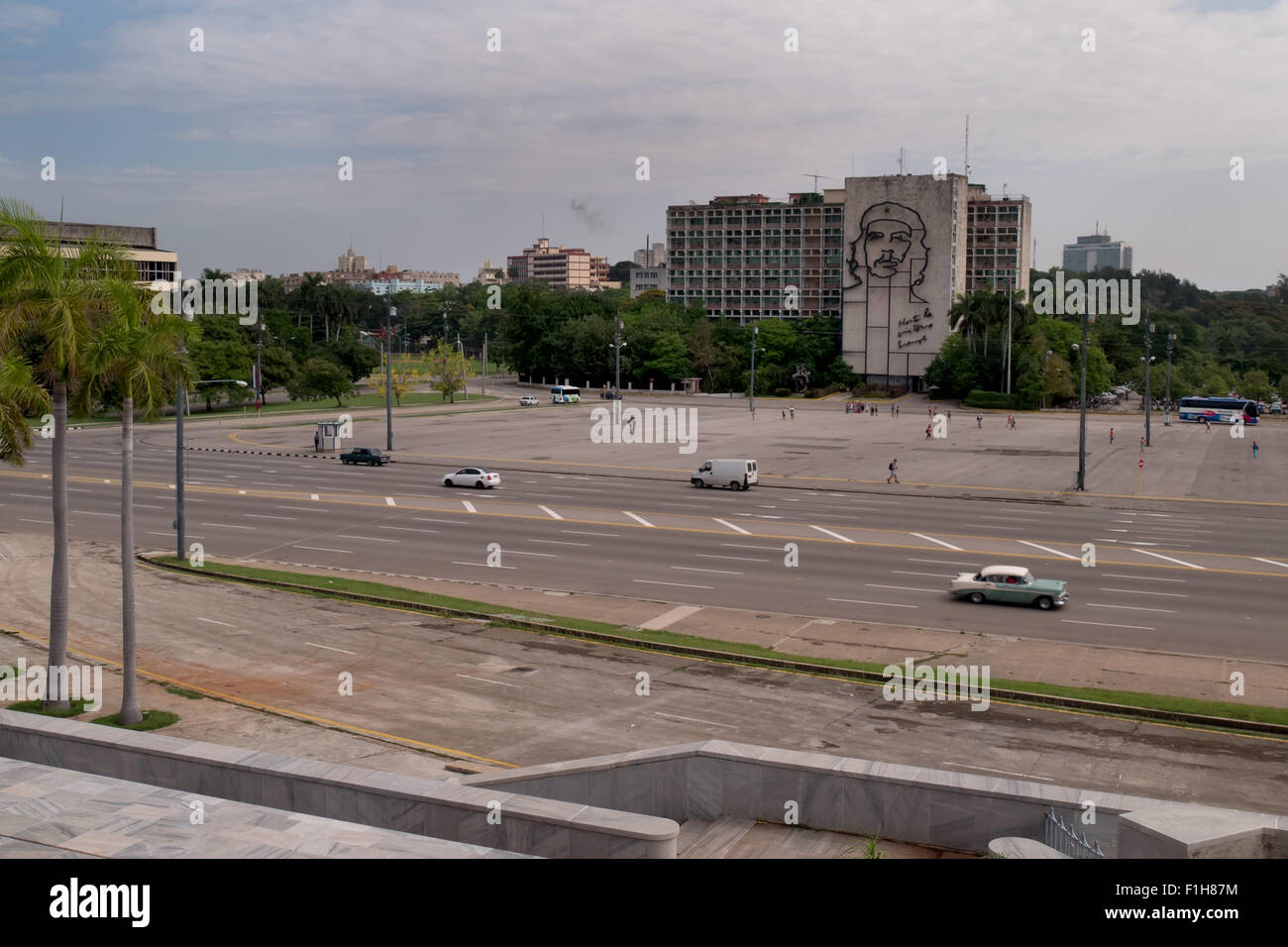 La Plaza de la Revolucion, carré à La Havane, Cuba. Cuba Voyage, vue sur la ville, des monuments, des édifices. Les voitures sur la rue et les touristes Banque D'Images