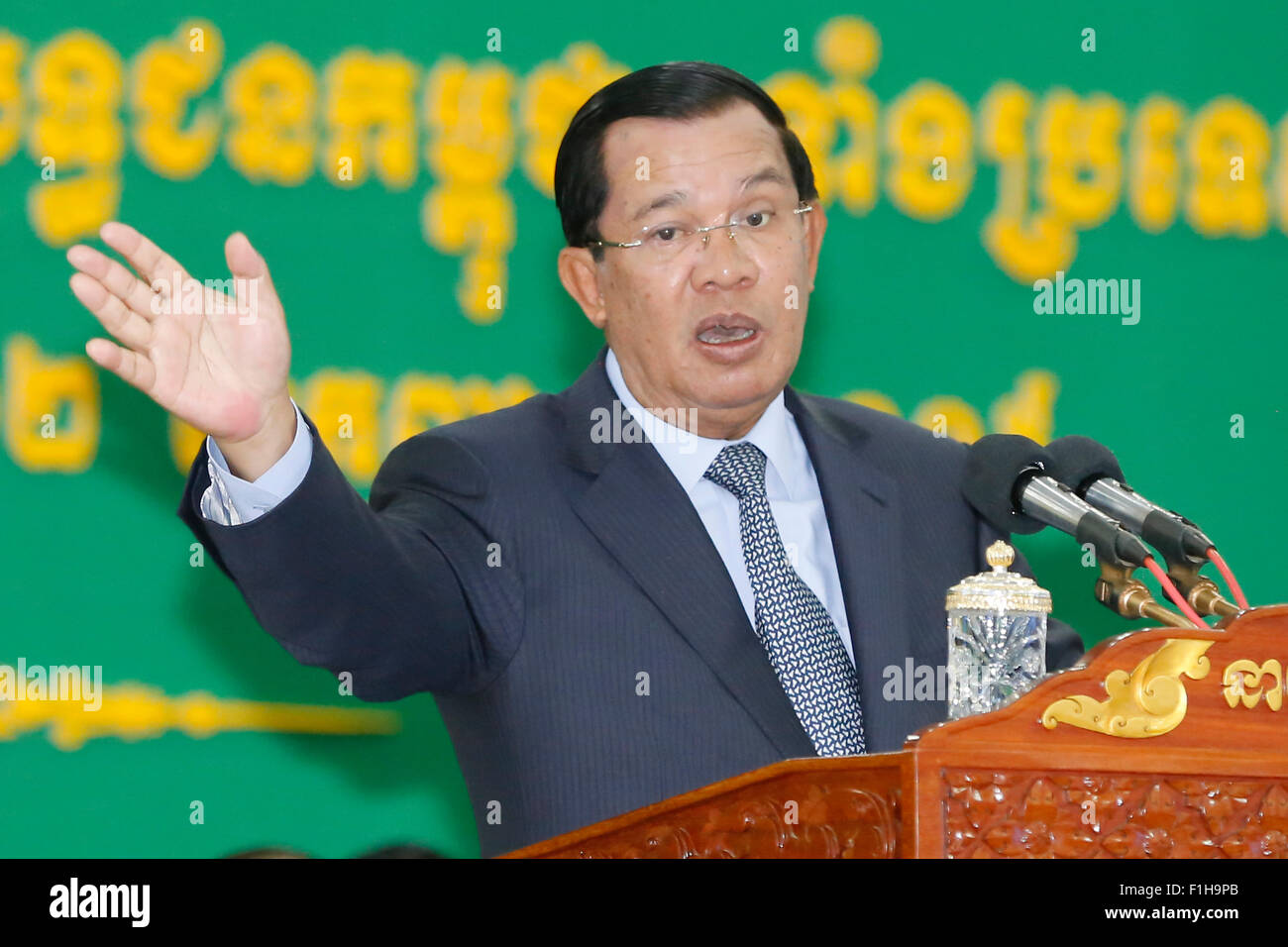 Phnom Penh, Cambodge. 2Nd Sep 2015. Le Premier ministre cambodgien Hun Sen, lors de la conférence de l'Association des anciens combattants au Cambodge à Phnom Penh, capitale du Cambodge, le 2 septembre 2015. Le Premier ministre cambodgien Hun Sen a déclaré mercredi que le gouvernement a décidé d'offrir 2 millions de dollars américains supplémentaires par an à partir de 2015 au royaume de l'hôpital Kantha Bopha, ce qui porte la contribution annuelle à l'hôpital à environ 10 millions de dollars américains. Credit : Sovannara/Xinhua/Alamy Live News Banque D'Images