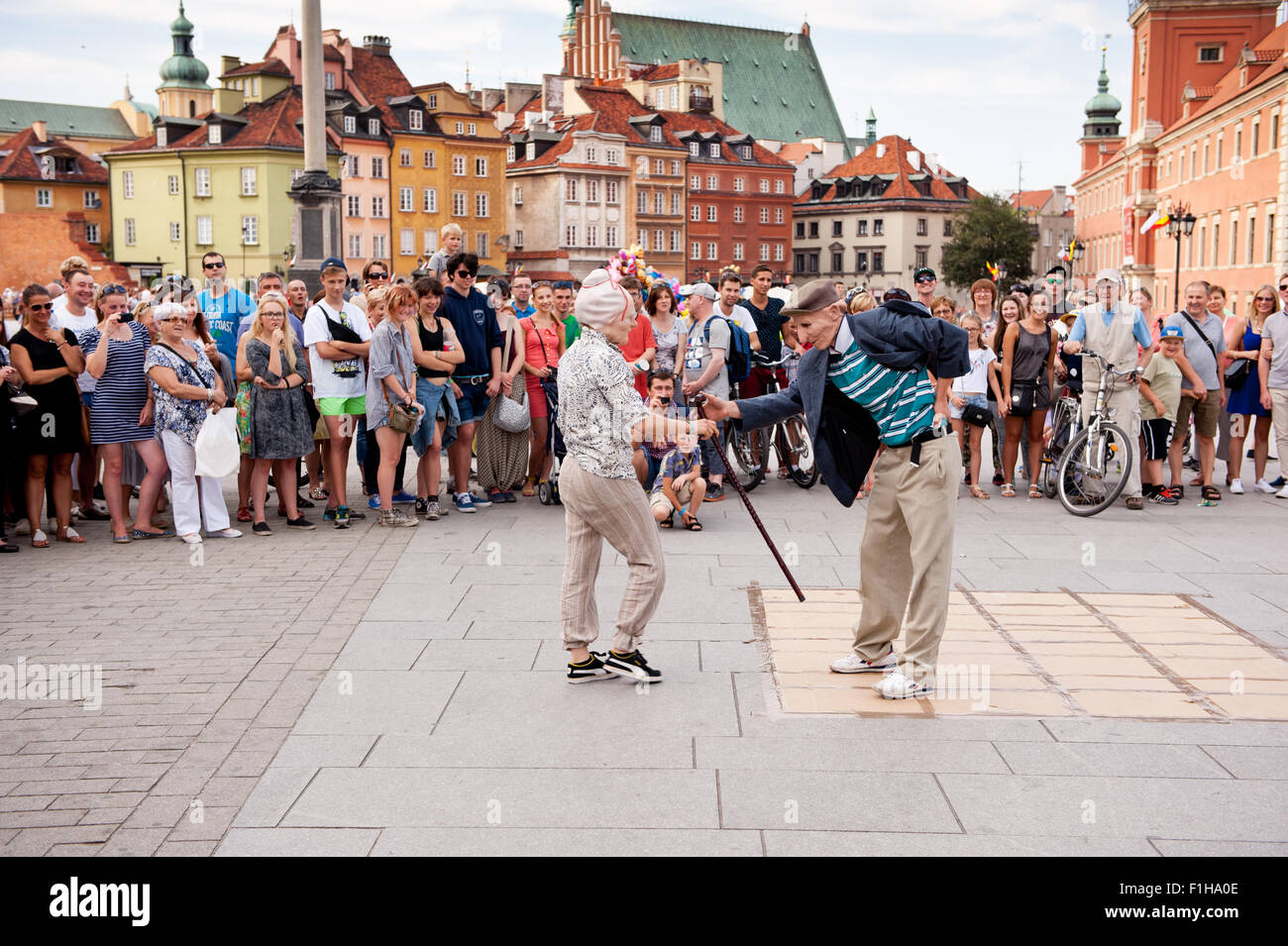 Les touristes regarder street dance performance Banque D'Images