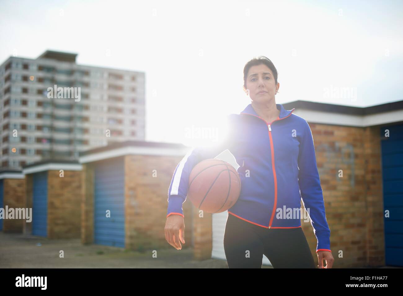 Portrait de joueur de basket-ball féminin mature holding ball Banque D'Images