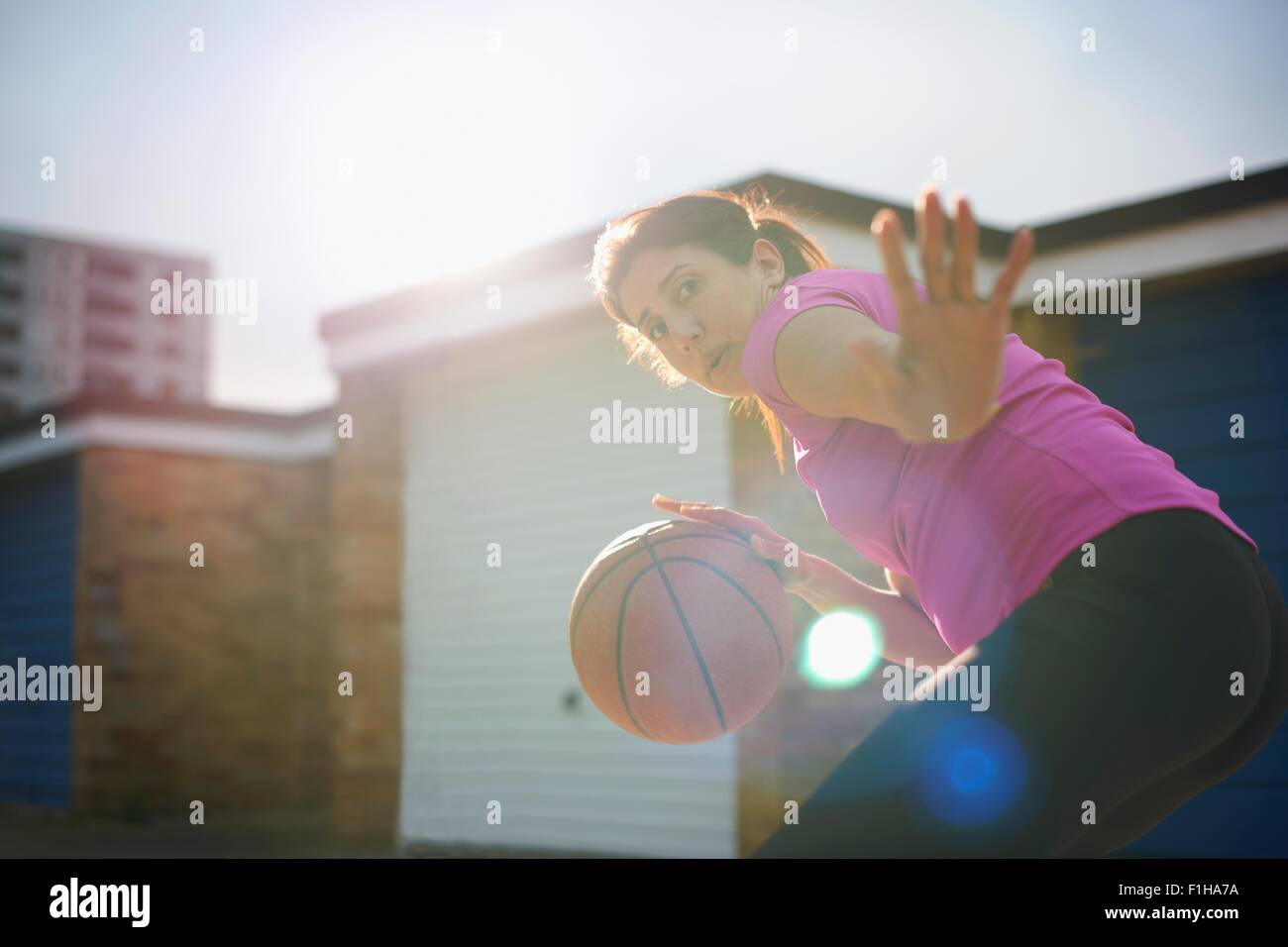 Joueur de basket-ball féminin mature défense pratique Banque D'Images