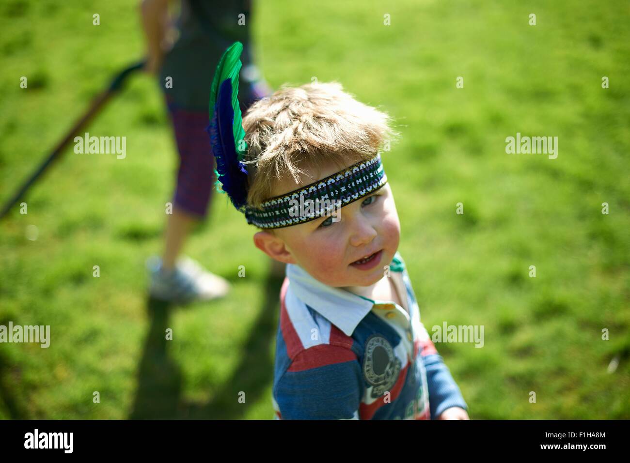 Portrait of young boy wearing headband à plumes Banque D'Images