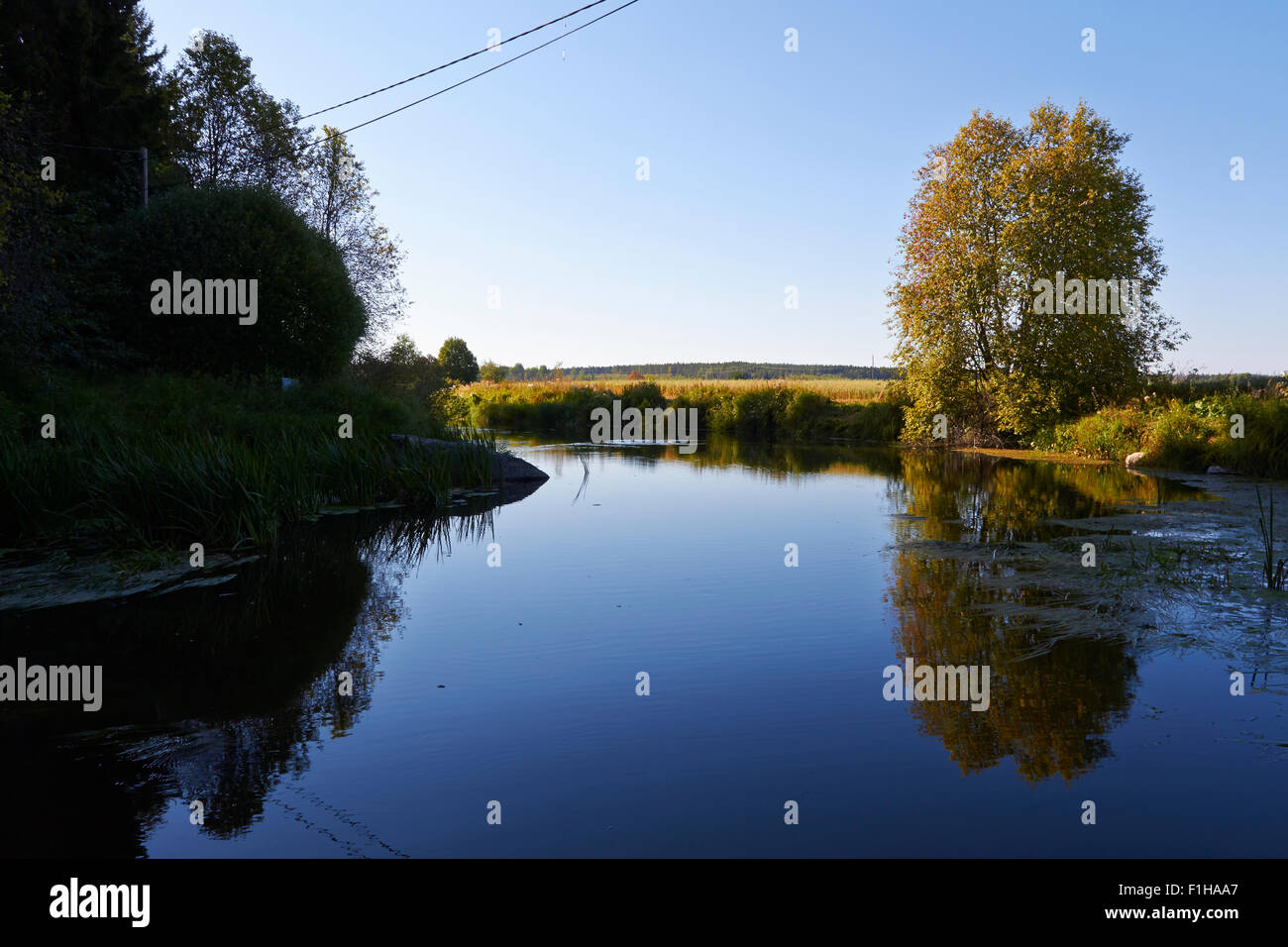 Rivière calme Banque de photographies et d'images à haute résolution - Alamy