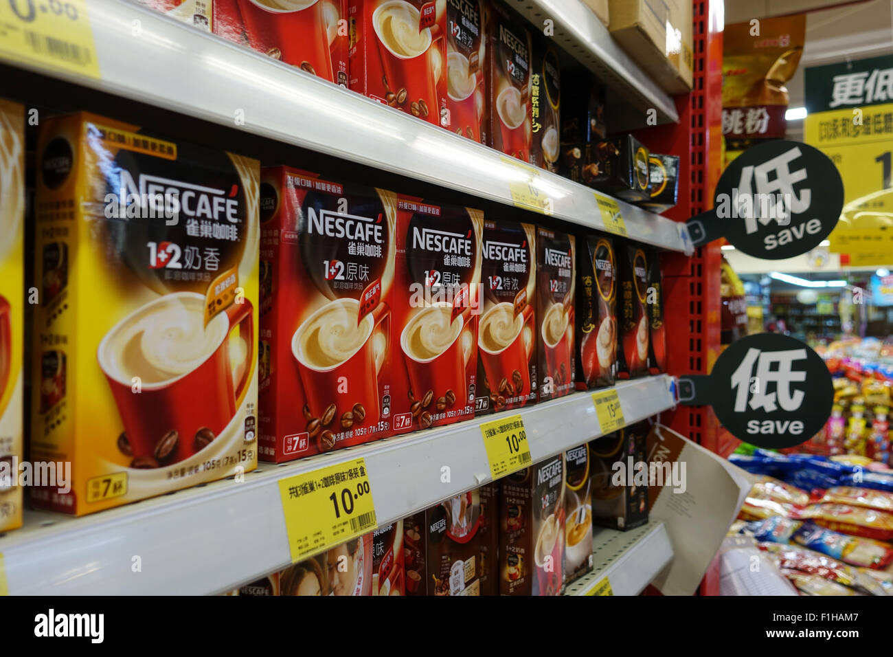 Les produits de la marque de la Nescafé Nestlé constructeur sont vendus dans un supermarché à Shanghai, Chine, 31 août 2015. Photo : Jens Kalaene/dpa Banque D'Images