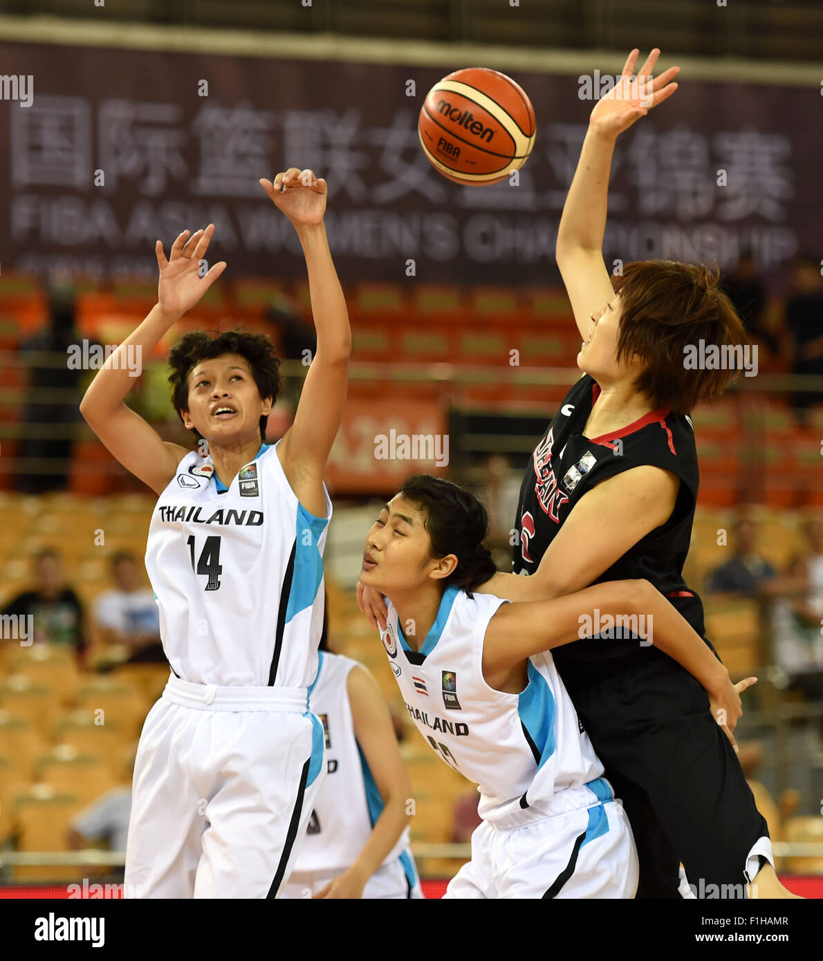 Wuhan, province du Hubei en Chine. 2Nd Sep 2015. Asako O (R) du Japon au cours de la concurrence d'un groupe de correspondance entre le Japon et la Thaïlande en Asie FIBA 2015 Women's Championship à Wuhan, capitale de la province du Hubei en Chine centrale, le 2 septembre 2015. Le Japon a gagné 95-43. Credit : Guo Yong/Xinhua/Alamy Live News Banque D'Images