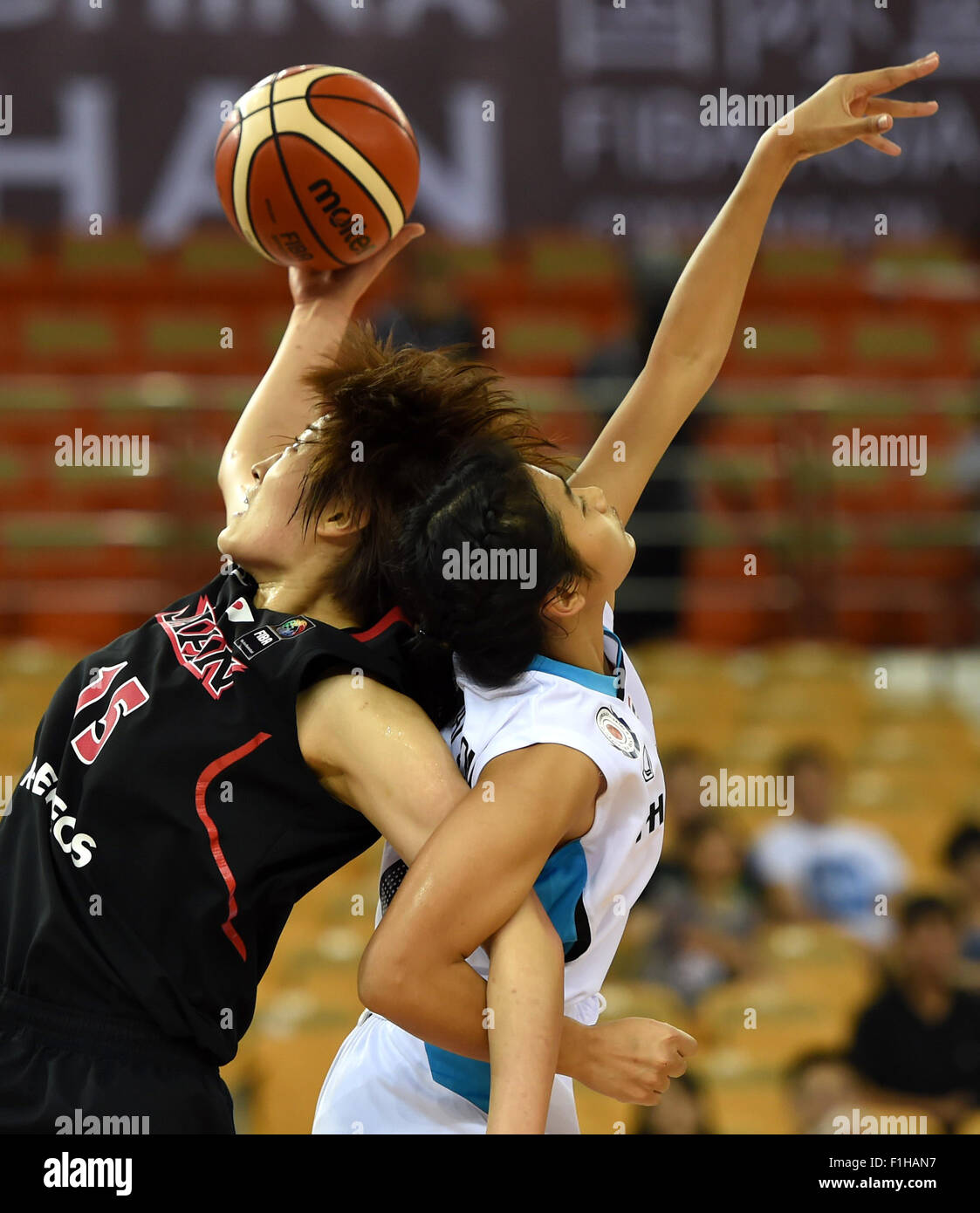 Wuhan, province du Hubei en Chine. 2Nd Sep 2015. Asako O (L) du Japon au cours de la concurrence d'un groupe de correspondance entre le Japon et la Thaïlande en Asie FIBA 2015 Women's Championship à Wuhan, capitale de la province du Hubei en Chine centrale, le 2 septembre 2015. Le Japon a gagné 95-43. Credit : Guo Yong/Xinhua/Alamy Live News Banque D'Images