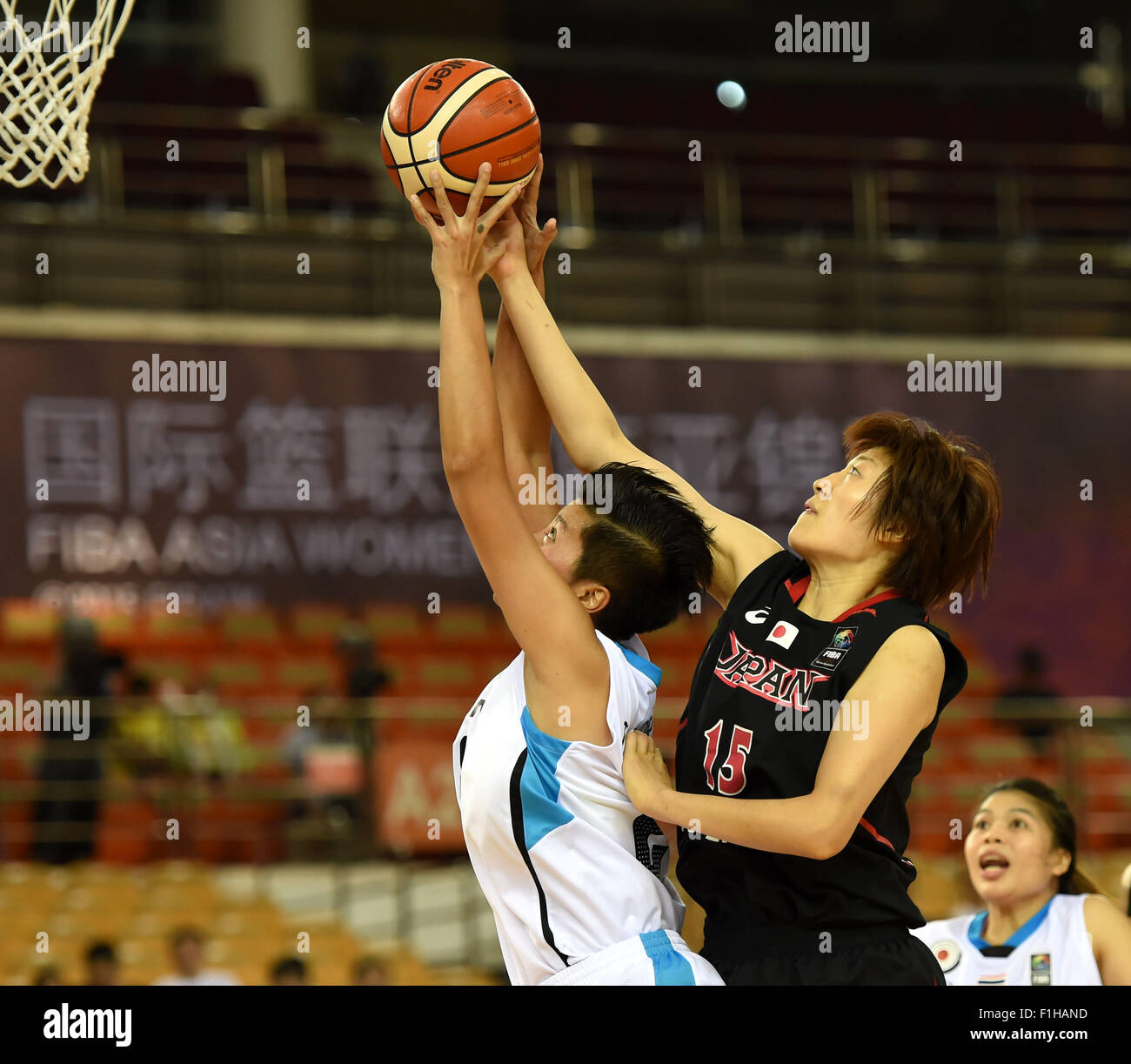 Wuhan, province du Hubei en Chine. 2Nd Sep 2015. Asako O (R) du Japon au cours de la concurrence d'un groupe de correspondance entre le Japon et la Thaïlande en Asie FIBA 2015 Women's Championship à Wuhan, capitale de la province du Hubei en Chine centrale, le 2 septembre 2015. Le Japon a gagné 95-43. Credit : Guo Yong/Xinhua/Alamy Live News Banque D'Images