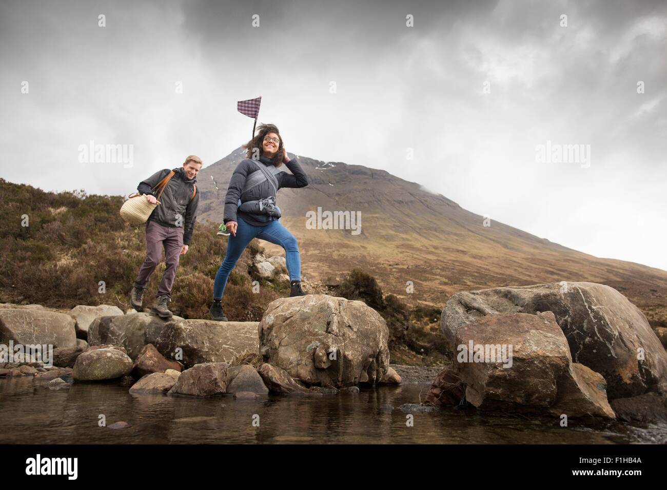 Couple crossing river, Conte de piscines, près de Glenbrittle, île de Skye, Hébrides, Ecosse Banque D'Images