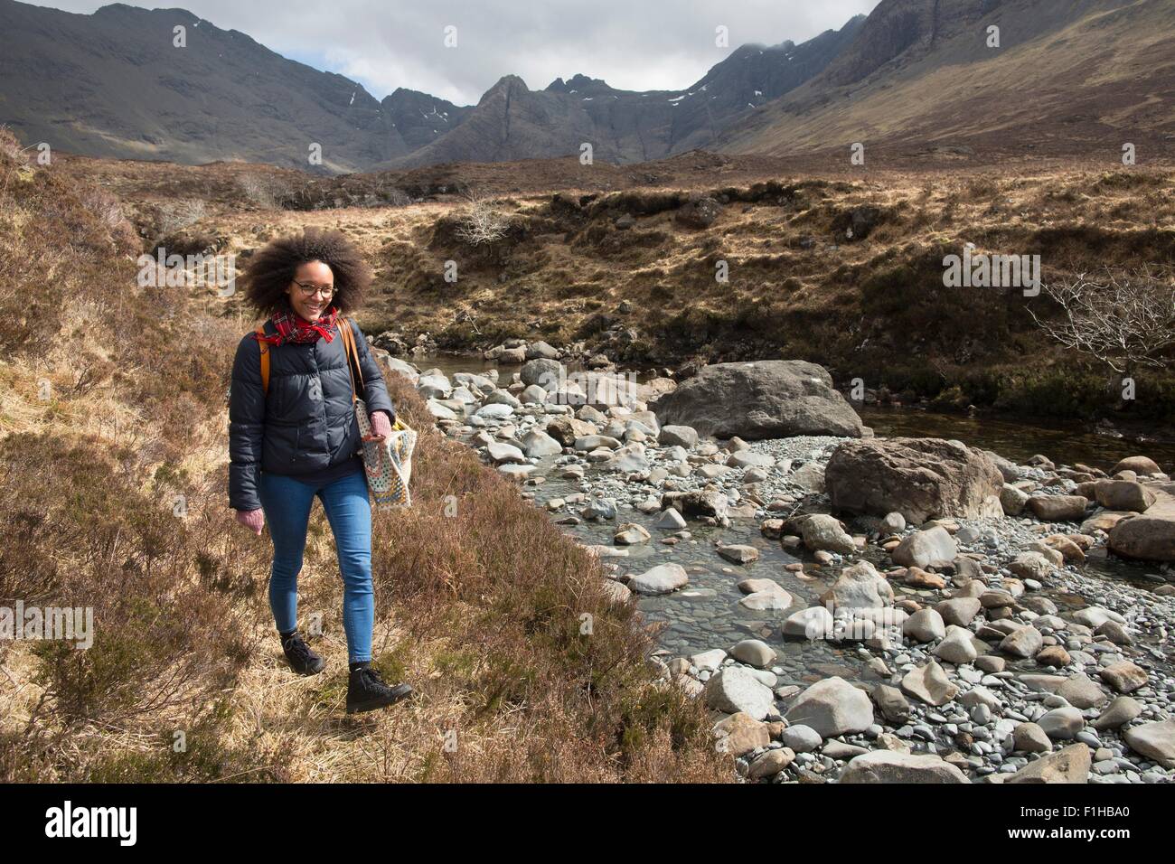 Mid adult woman hiking, Conte de piscines, île de Skye, Hébrides, Ecosse Banque D'Images