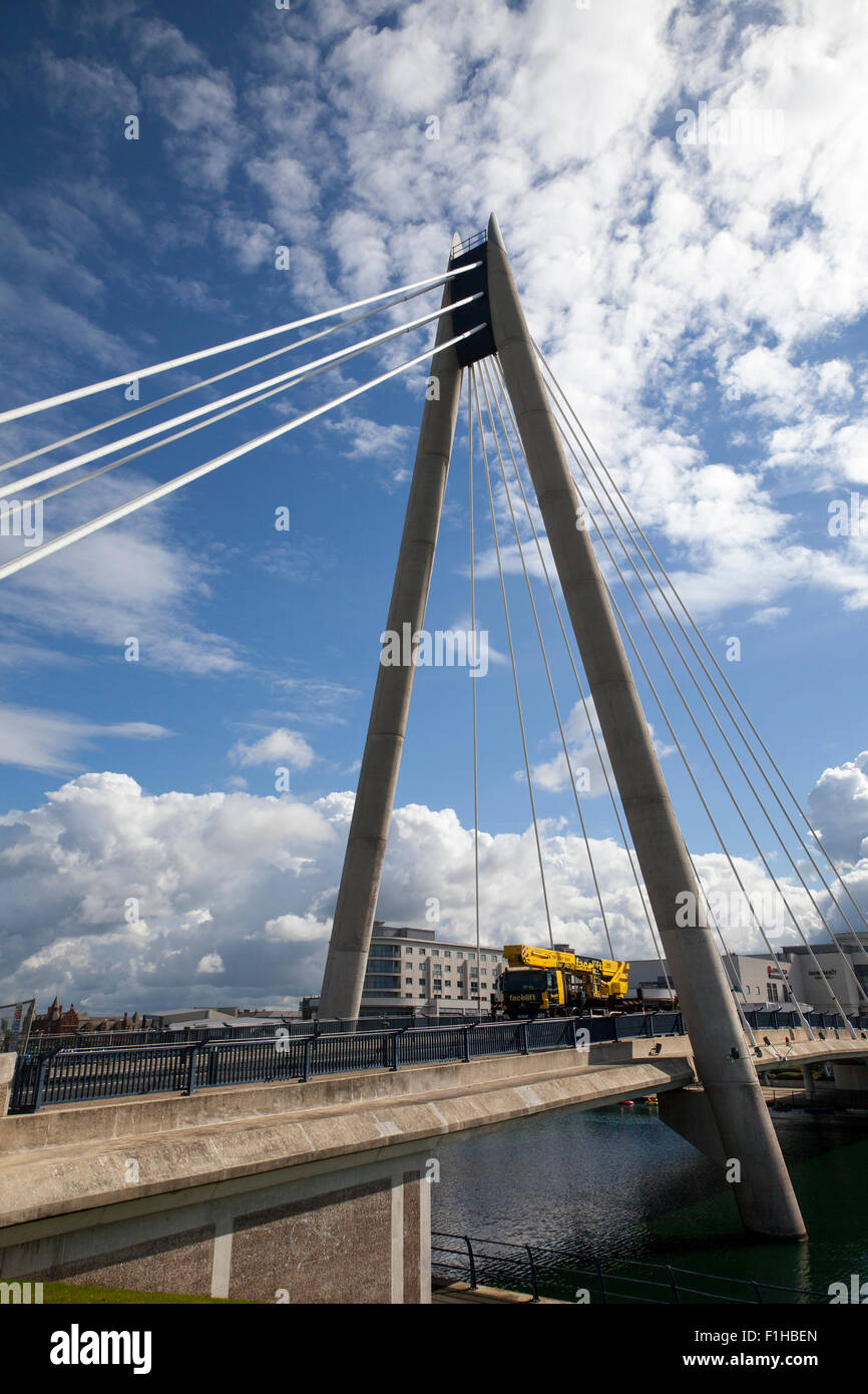 Southport, Merseyside, Royaume-Uni. 2 Septembre, 2015. UK : Météo Marine Way Réparation de ponts. La Marine Way Bridge à Southport, une route très fréquentée qui relie la promenade de Southport et du centre-ville avec Ocean Plaza et plage de Southport comme il traverse le lac marin, est fermé à partir d'aujourd'hui. Le pont sera fermé parce que les entrepreneurs Conseil Sefton (lifting) fera l'objet d'une inspection. Que dire des agents afin d'effectuer le travail, une section de Marine Parade sera fermé jusqu'à deux semaines. Credit : Mar Photographics/Alamy Live News Banque D'Images
