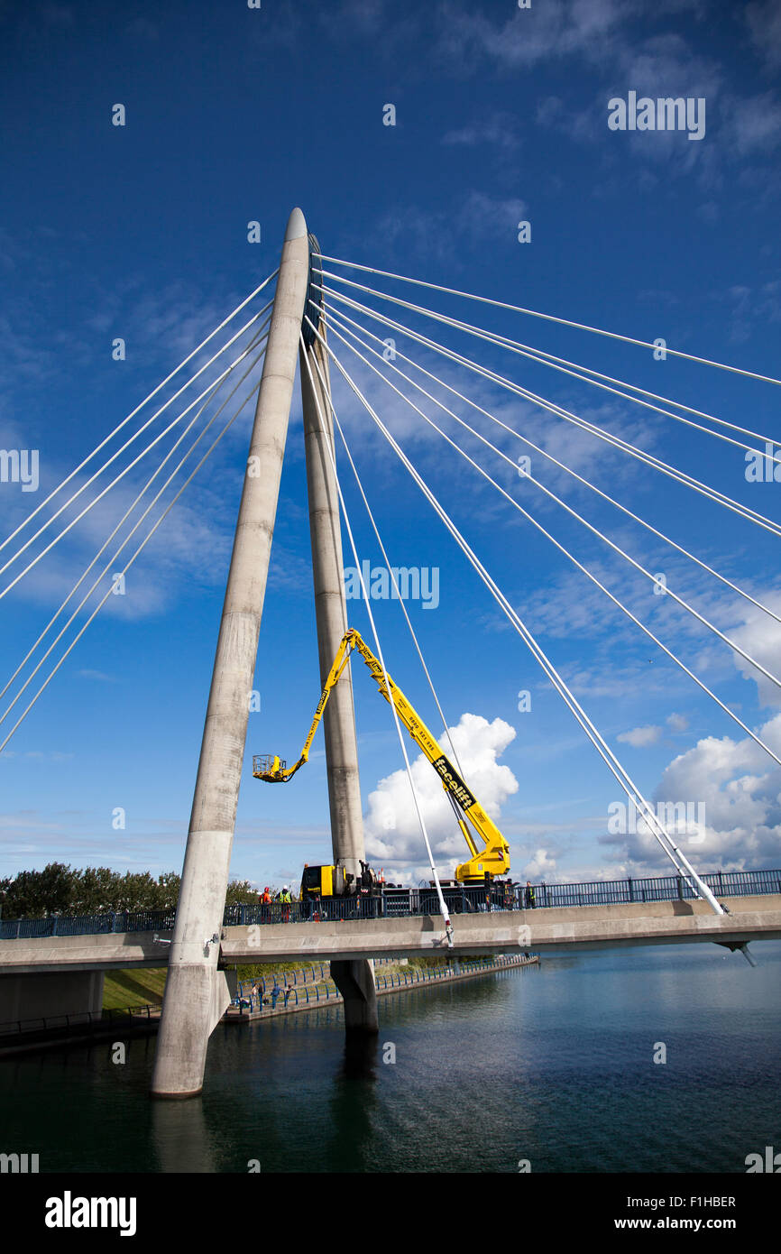 Southport, Merseyside, Royaume-Uni. 2 Septembre, 2015. UK : Météo Marine Way Réparation de ponts. La Marine Way Bridge à Southport, une route très fréquentée qui relie la promenade de Southport et du centre-ville avec Ocean Plaza et plage de Southport comme il traverse le lac marin, est fermé à partir d'aujourd'hui. Le pont sera fermé parce que les entrepreneurs Conseil Sefton (lifting) fera l'objet d'une inspection. Que dire des agents afin d'effectuer le travail, une section de Marine Parade sera fermé jusqu'à deux semaines. Credit : Mar Photographics/Alamy Live News Banque D'Images
