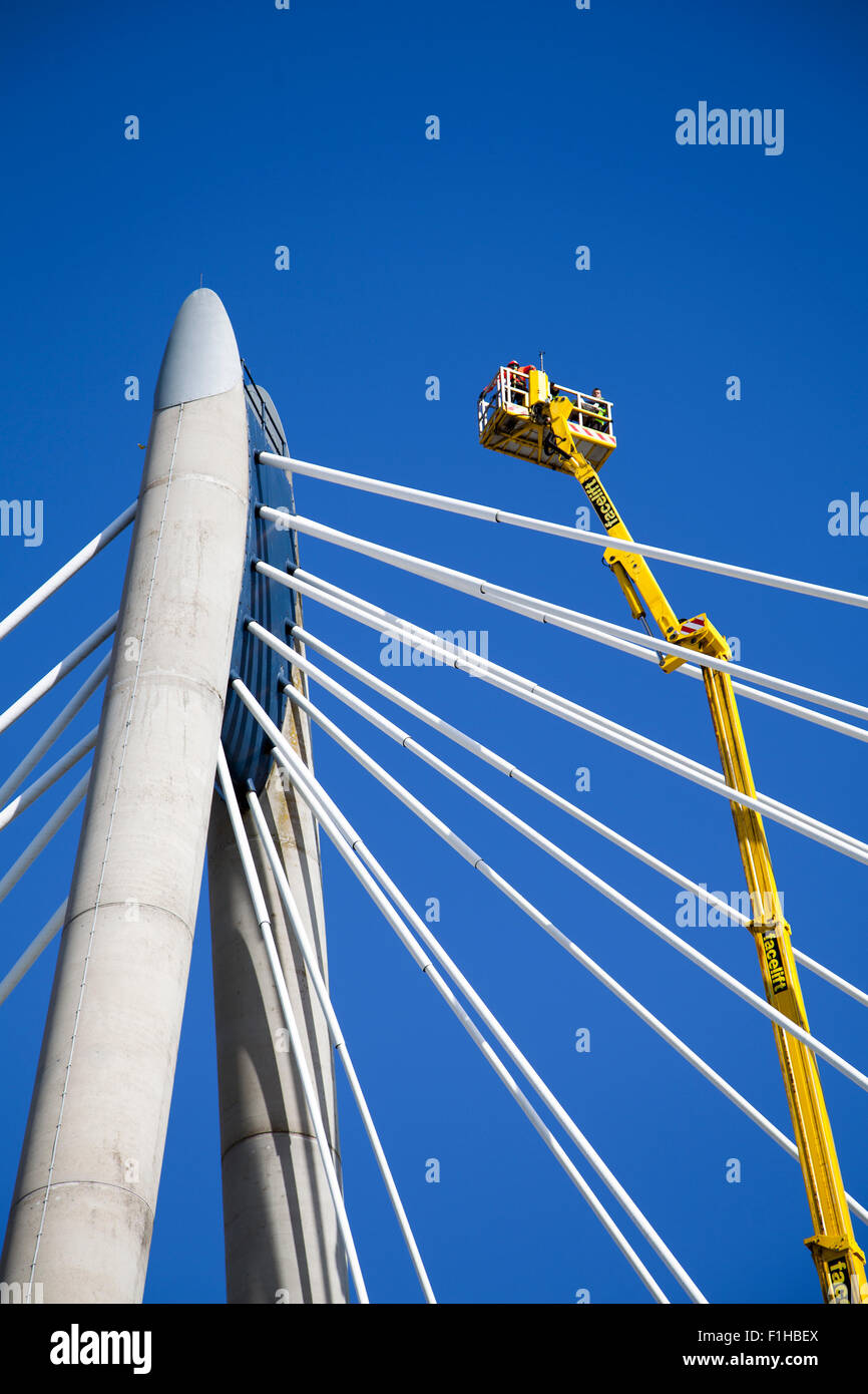 Southport, Merseyside, Royaume-Uni. 2 septembre 2015. Météo au Royaume-Uni : réparations du pont de suspension de voie maritime. Le pont Marine Way à Southport une autoroute très fréquentée, qui relie la promenade et le centre-ville de Southport à Ocean Plaza et à Southport Beach lorsqu’elle traverse le lac Marine, est fermée à partir d’aujourd’hui. Le pont sera fermé parce que les entrepreneurs du Conseil de Sefton (Facelift) effectuera une inspection. Les officiers disent que pour effectuer les travaux, une section de Marine Parade sera fermée jusqu'à deux semaines. Banque D'Images