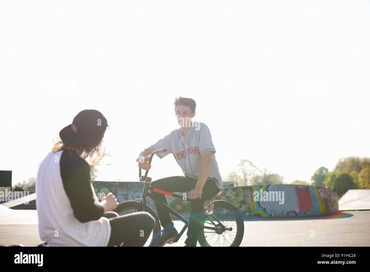 Deux jeunes hommes sur vélos bmx au skatepark Banque D'Images