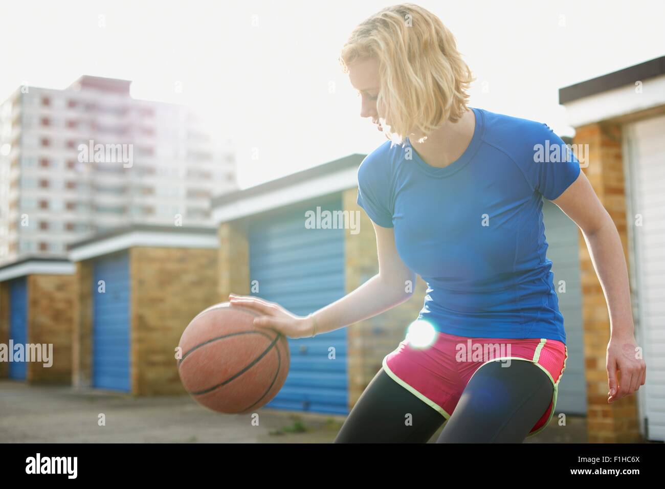 Portrait de femme basket-ball rebondissant Banque D'Images