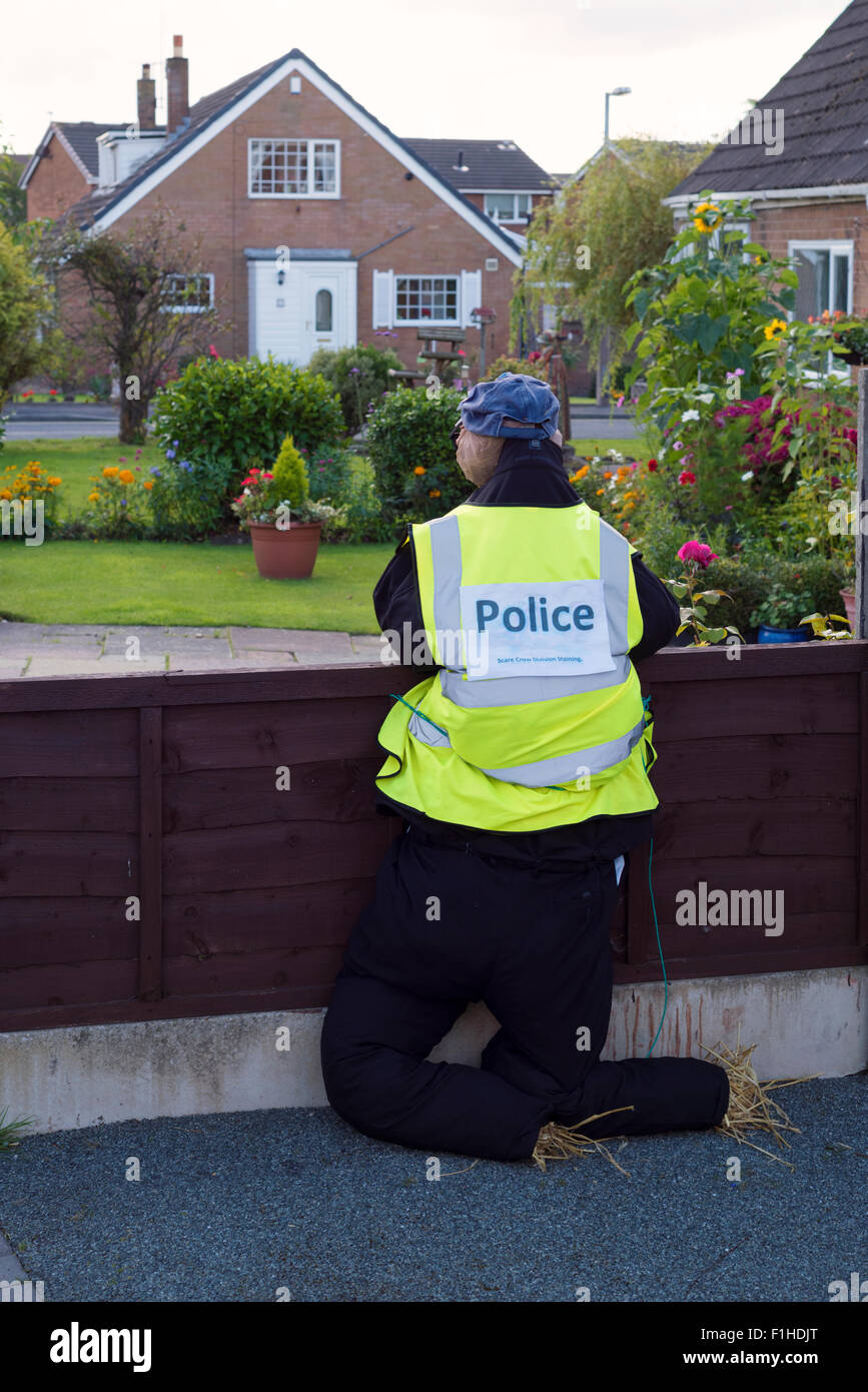 L'épouvantail constabulary garder leur oeil pour excès de coloration durant tout le festival de l'épouvantail. coloration est un petit village pittoresque à la périphérie de Blackpool, dans le Lancashire et chaque année les villageois produisent leurs propres épouvantails que sont exposées le long de la route, dans leurs jardins et sur la place du village. Banque D'Images