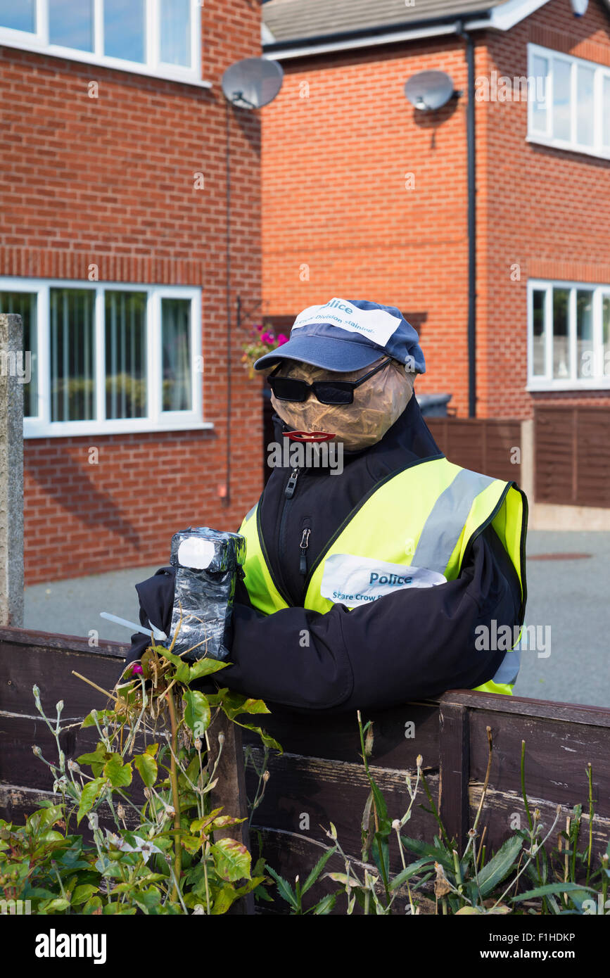 L'épouvantail constabulary garder leur oeil pour excès de coloration durant tout le festival de l'épouvantail. coloration est un petit village pittoresque à la périphérie de Blackpool, dans le Lancashire et chaque année les villageois produisent leurs propres épouvantails que sont exposées le long de la route, dans leurs jardins et sur la place du village. Banque D'Images