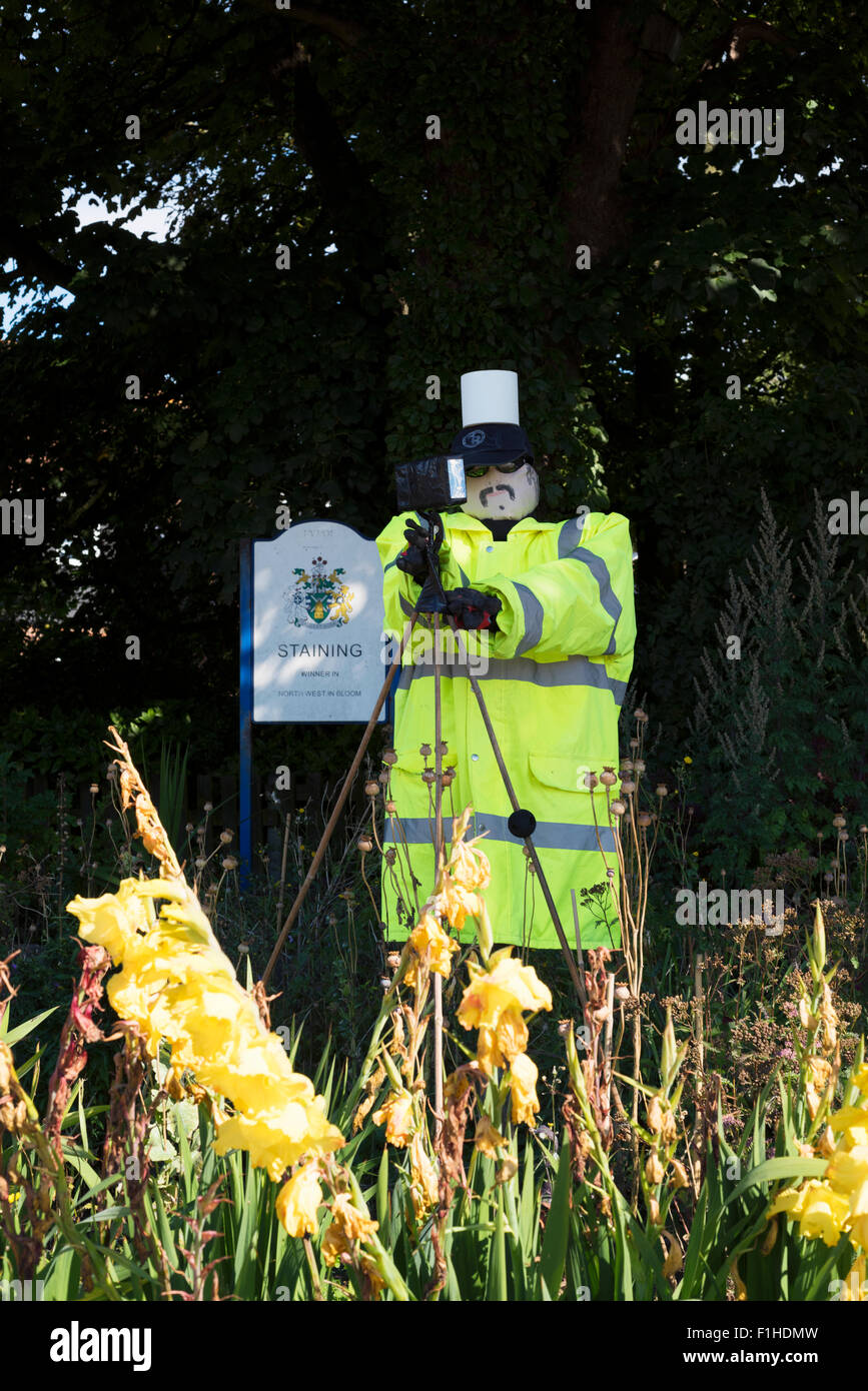 L'épouvantail constabulary garder leur oeil pour excès de coloration durant tout le festival de l'épouvantail. coloration est un petit village pittoresque à la périphérie de Blackpool, dans le Lancashire et chaque année les villageois produisent leurs propres épouvantails que sont exposées le long de la route, dans leurs jardins et sur la place du village. Banque D'Images