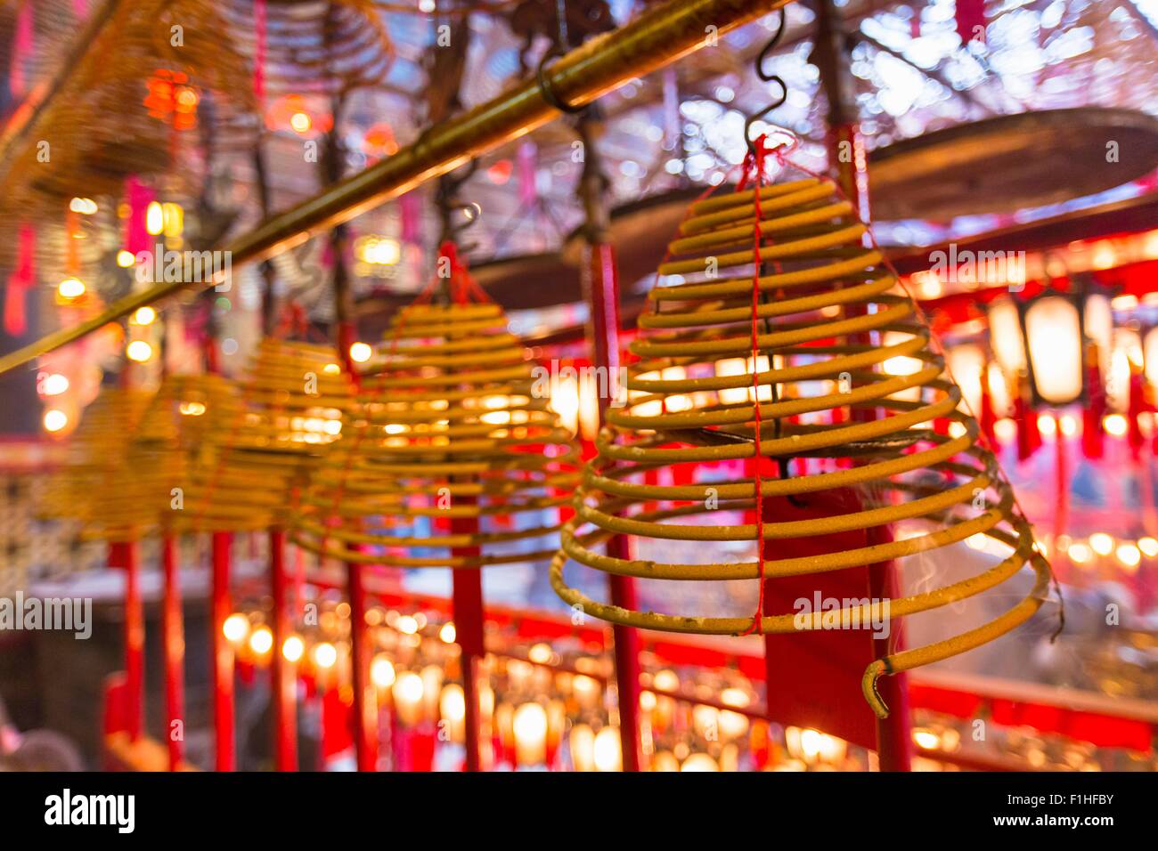 Bobines d'encens brûlant dans Temple Man Mo, Hong Kong, Chine Banque D'Images