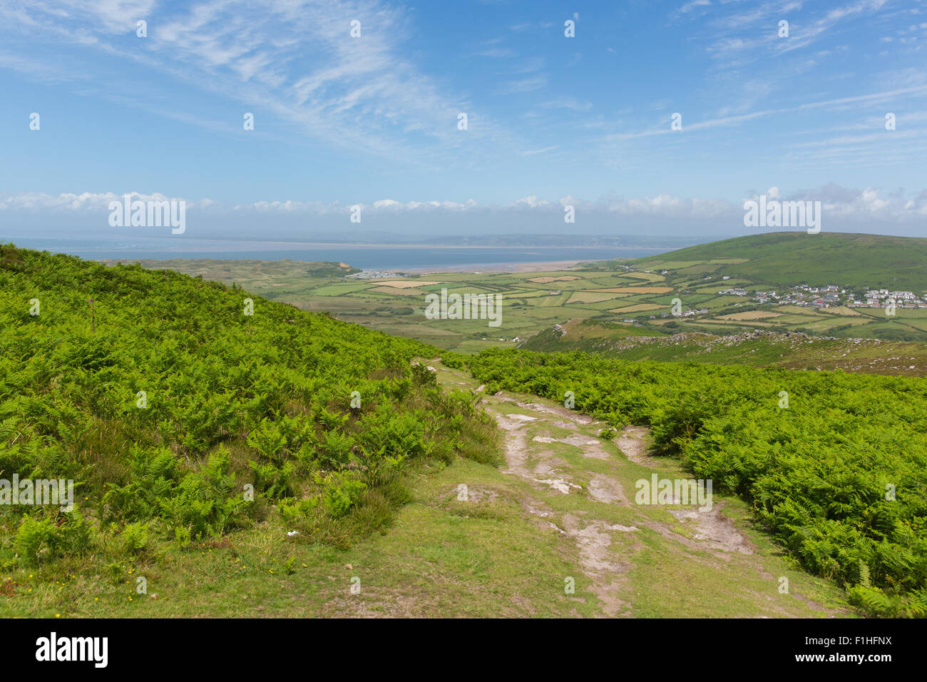 Vue sur campagne galloise sur le dessus de la montagne vers le bas par l'Rhossili Beach sur la péninsule de Gower Wales UK Banque D'Images