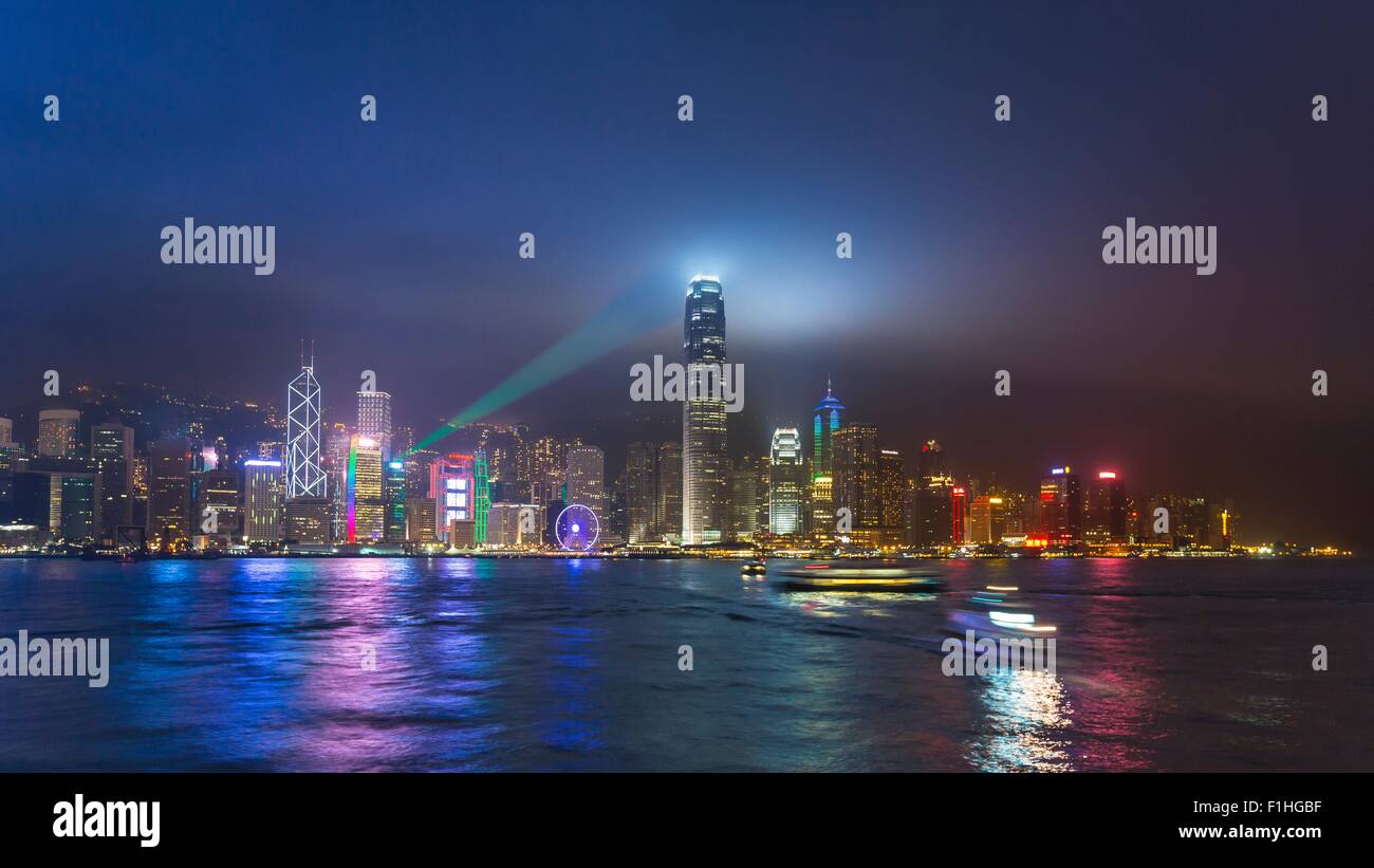 Centre de Hong Kong skyline and Victoria Harbour de nuit, Hong Kong, Chine Banque D'Images
