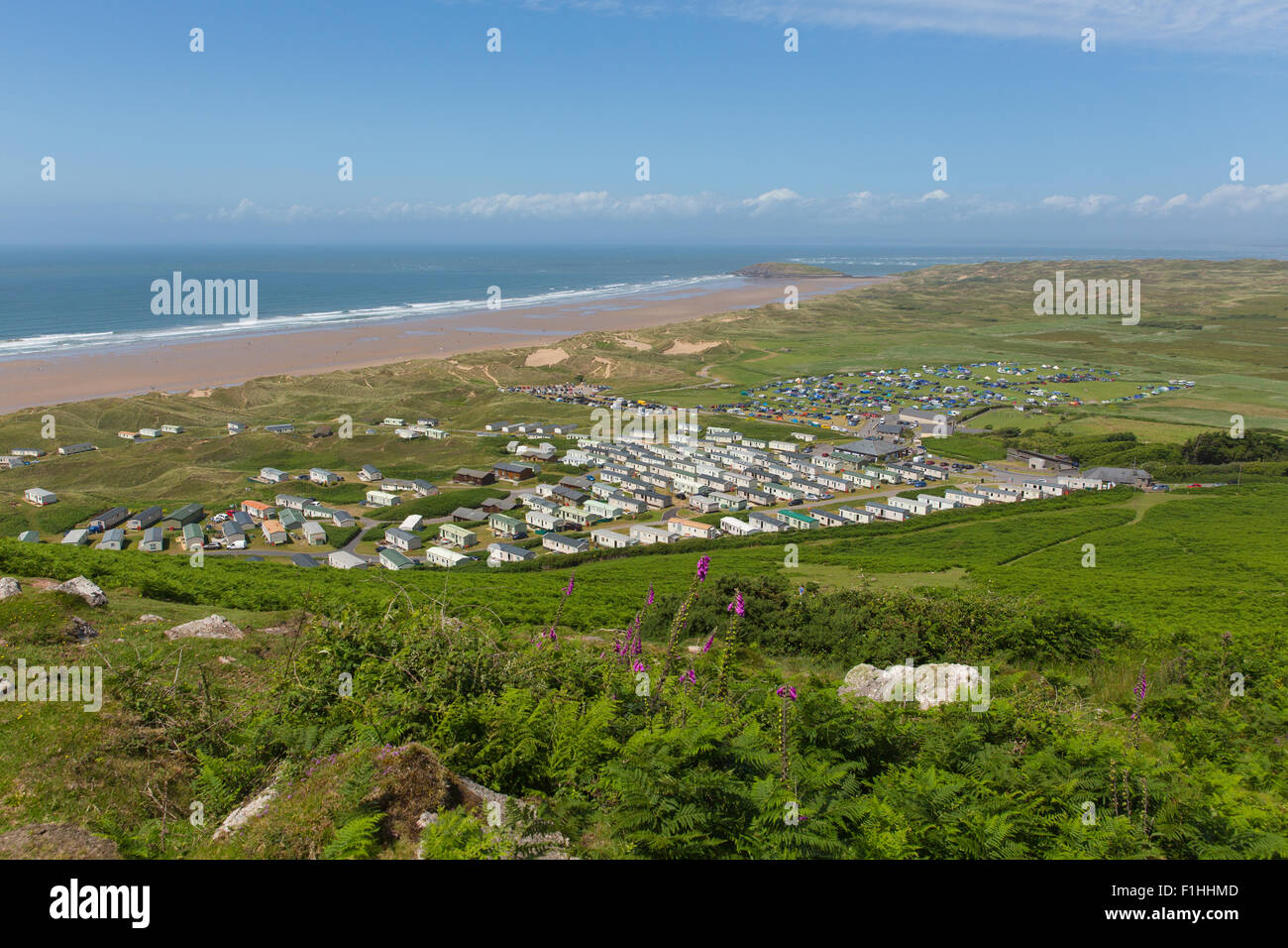 Portrait de Rhossili beach et d'un océan à l'Hillend Gower Wales UK en été avec caravanes et camping sur le camping Banque D'Images