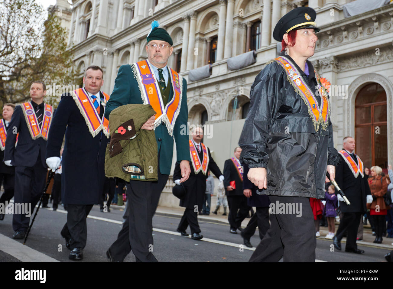 Les membres de l'ordre d'Orange London District mars passé le cénotaphe sur Whitehall dans le cadre de leur parade annuelle du souvenir Banque D'Images