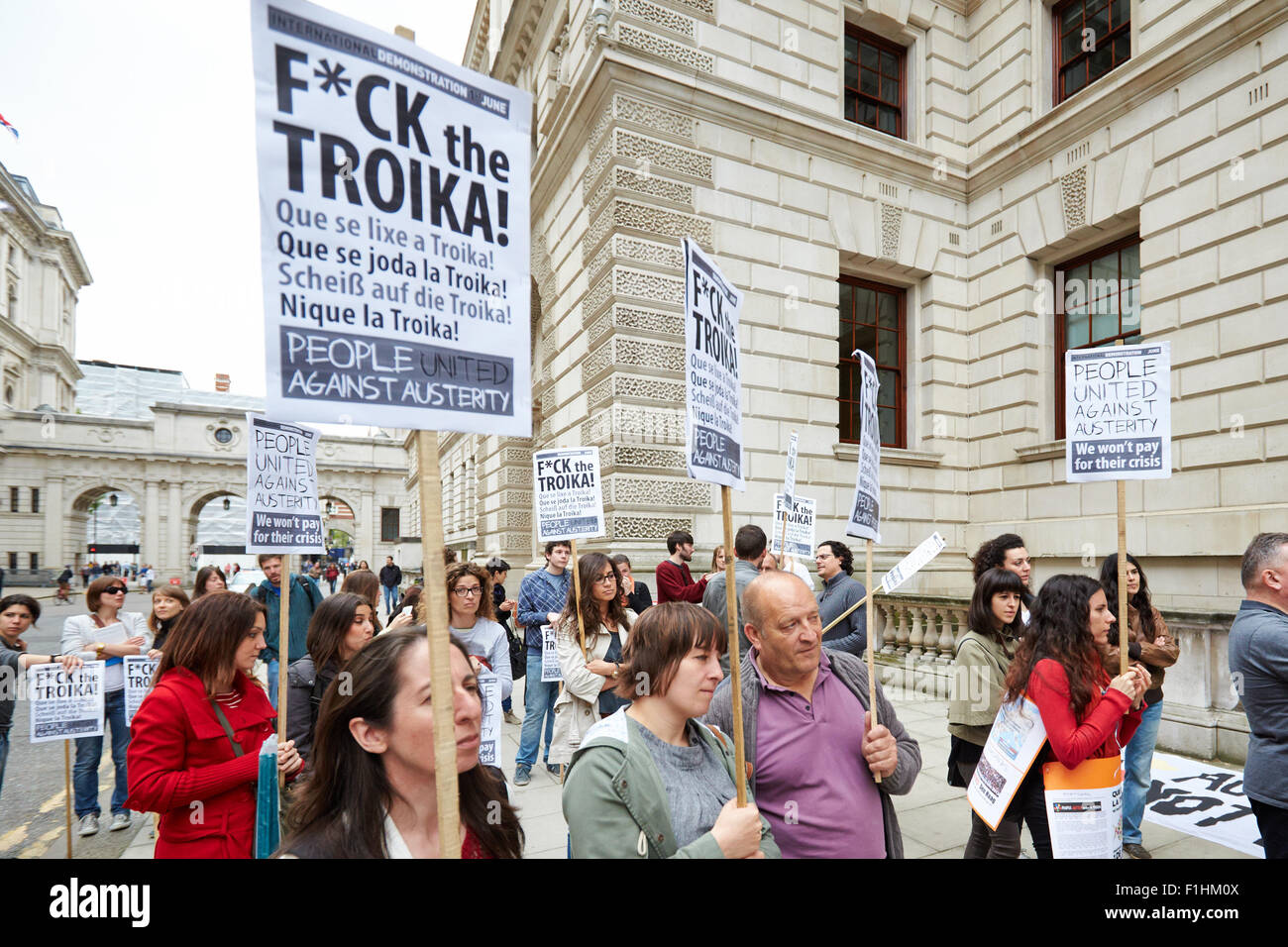 Les gens se rassemblent à l'extérieur du Foreign Office à Londres pour protester contre les mesures d'austérité Banque D'Images