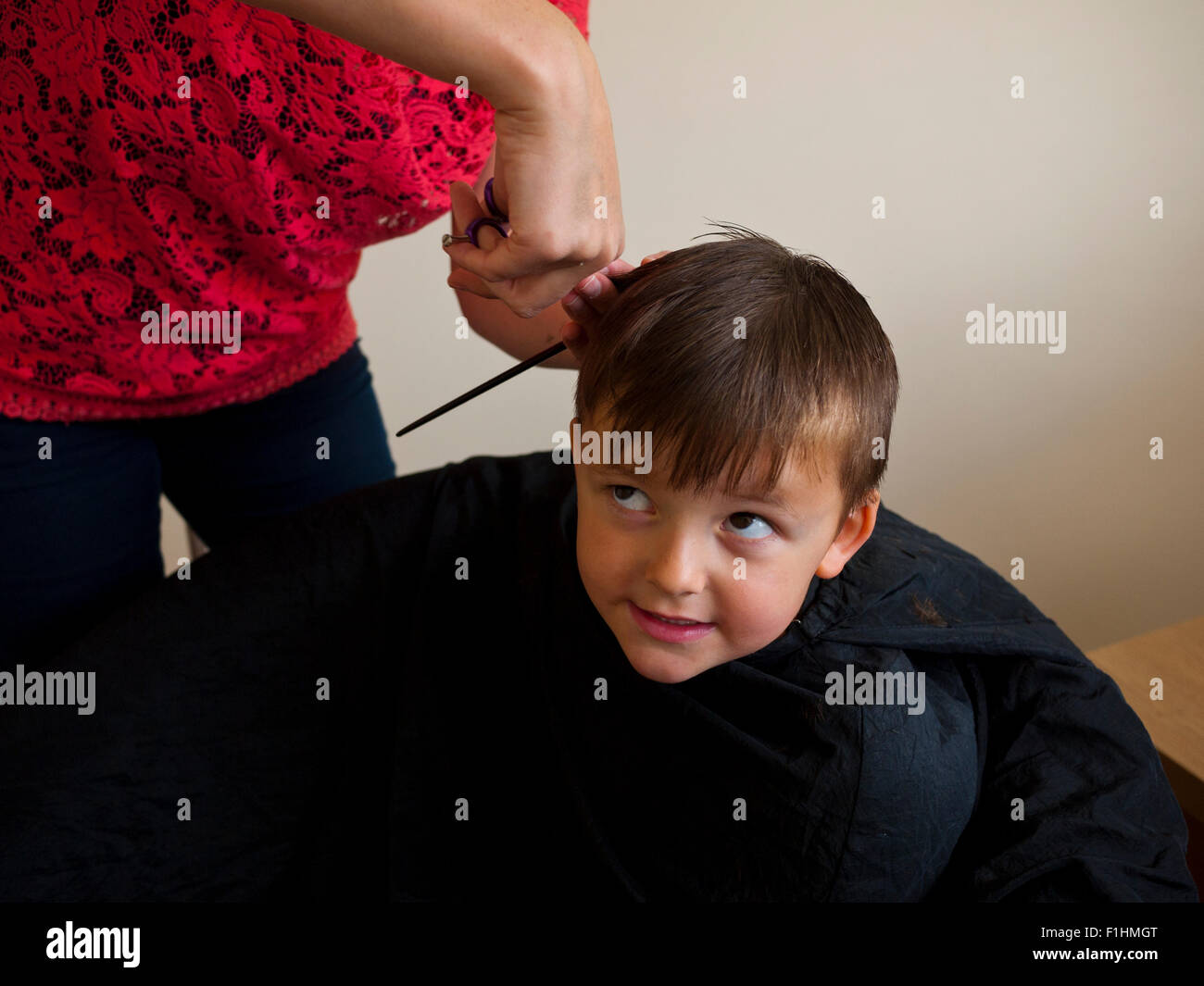Jeune garçon de cinq ans après avoir couper les cheveux, en Angleterre. UK. Banque D'Images