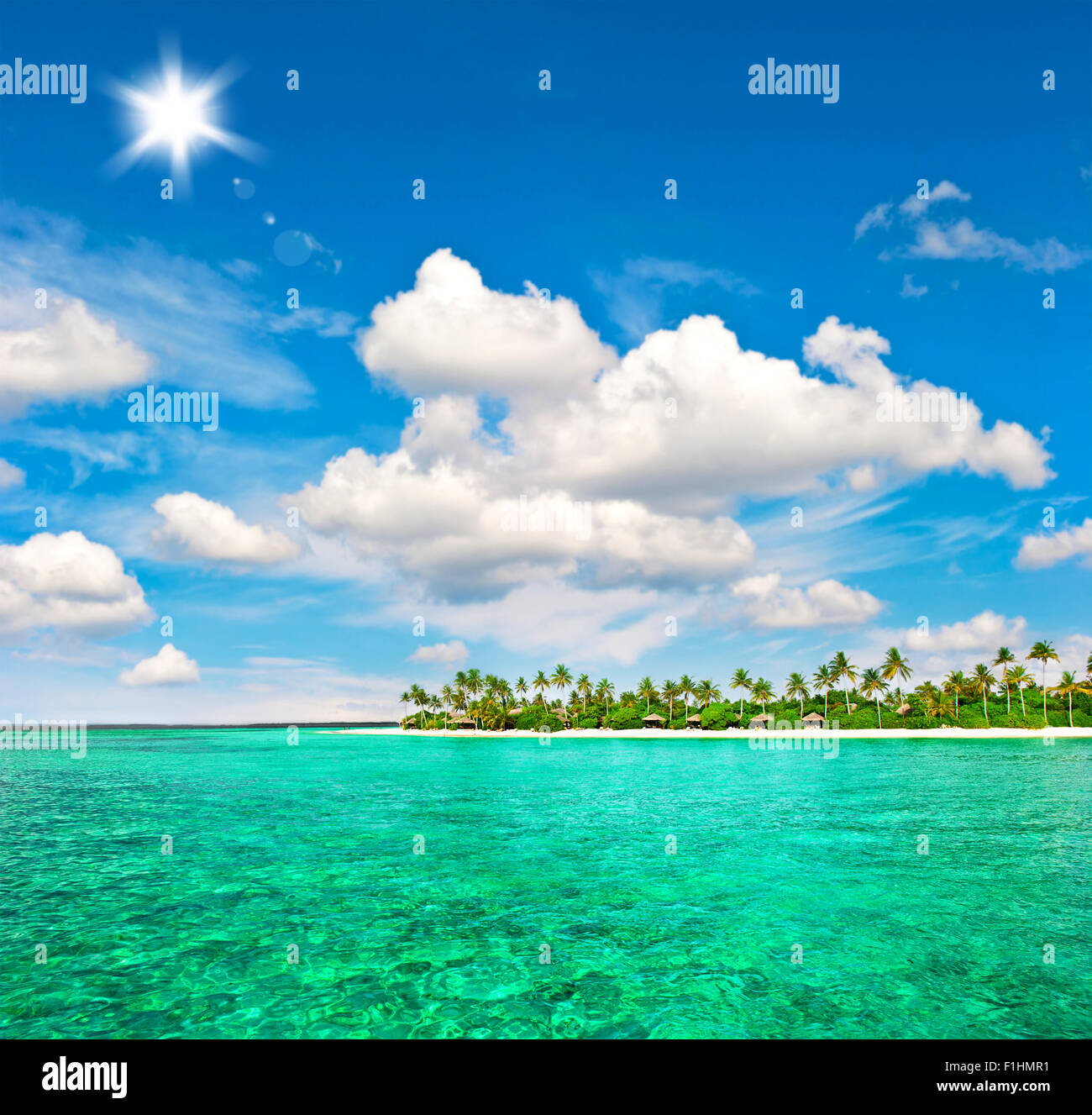 Paysage de l'île tropicale plage avec palmiers et ciel bleu ensoleillé Banque D'Images