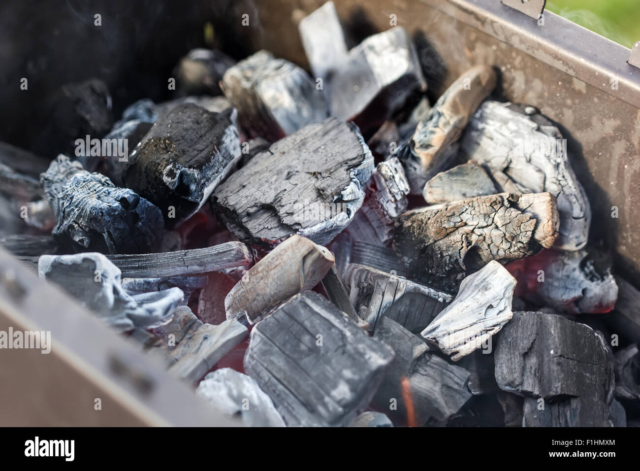 Brûler du charbon dans la région de barbecue, libre Banque D'Images